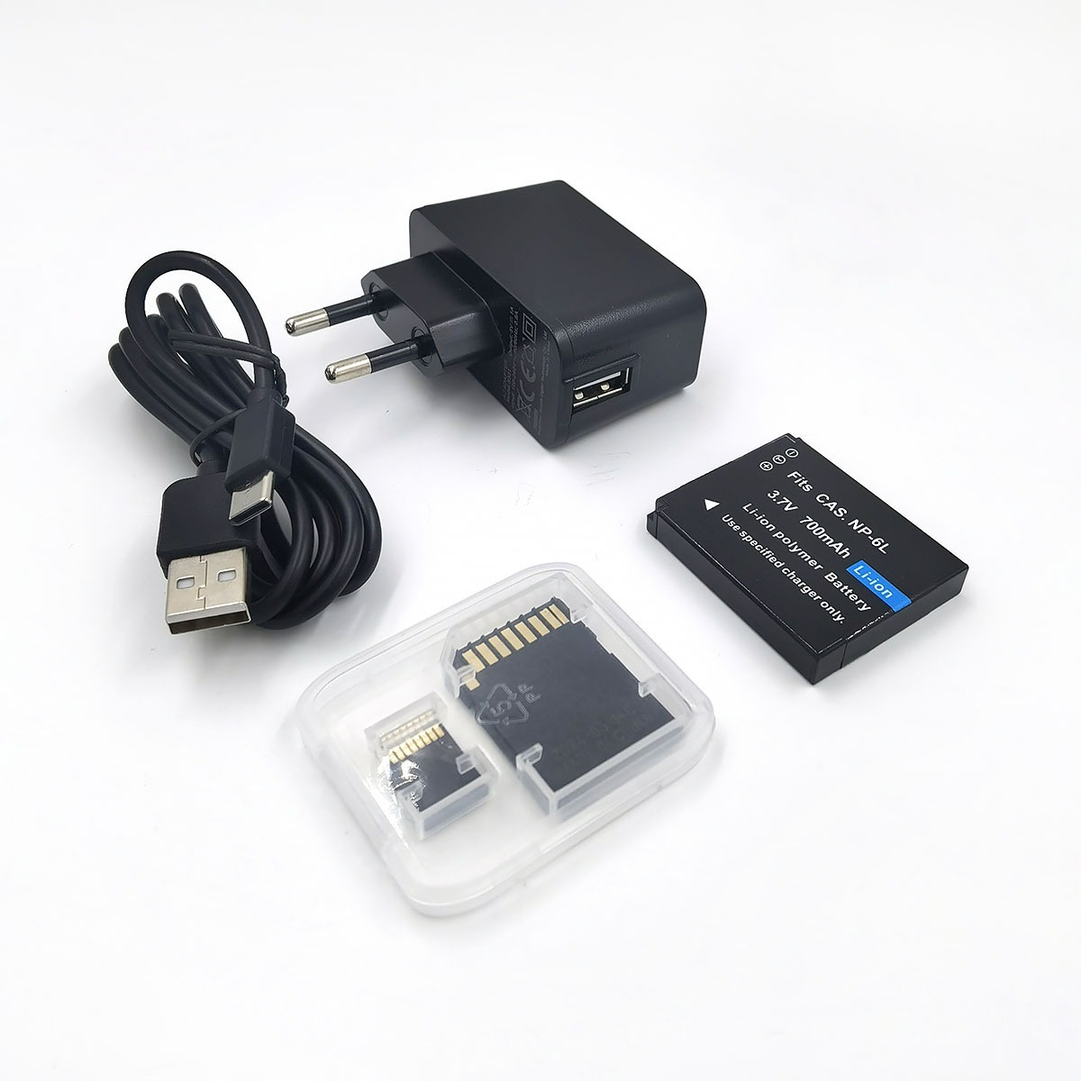 Een zwarte oplader, USB-kabel, batterij en twee SD-kaarten in een hoesje.