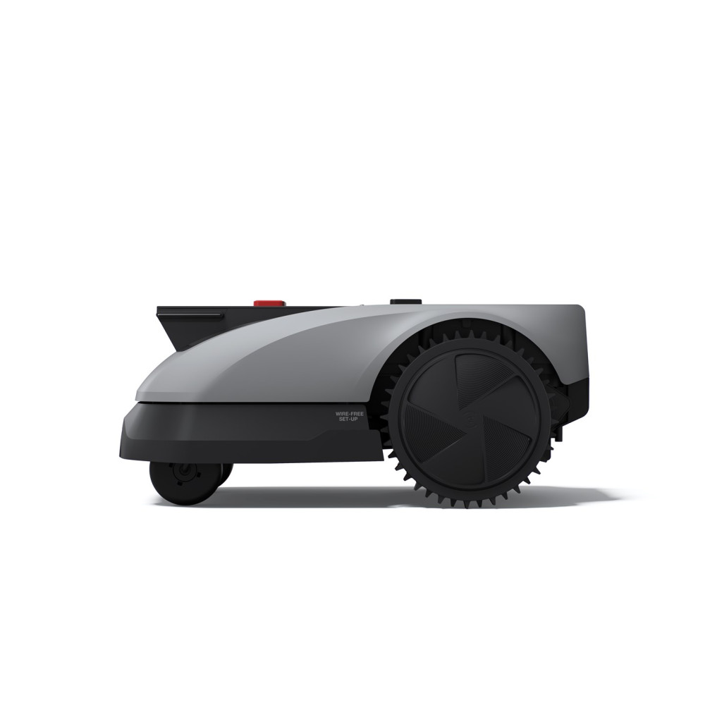Szary robot koszący z czarnymi kołami i czerwonym przyciskiem na białym tle.