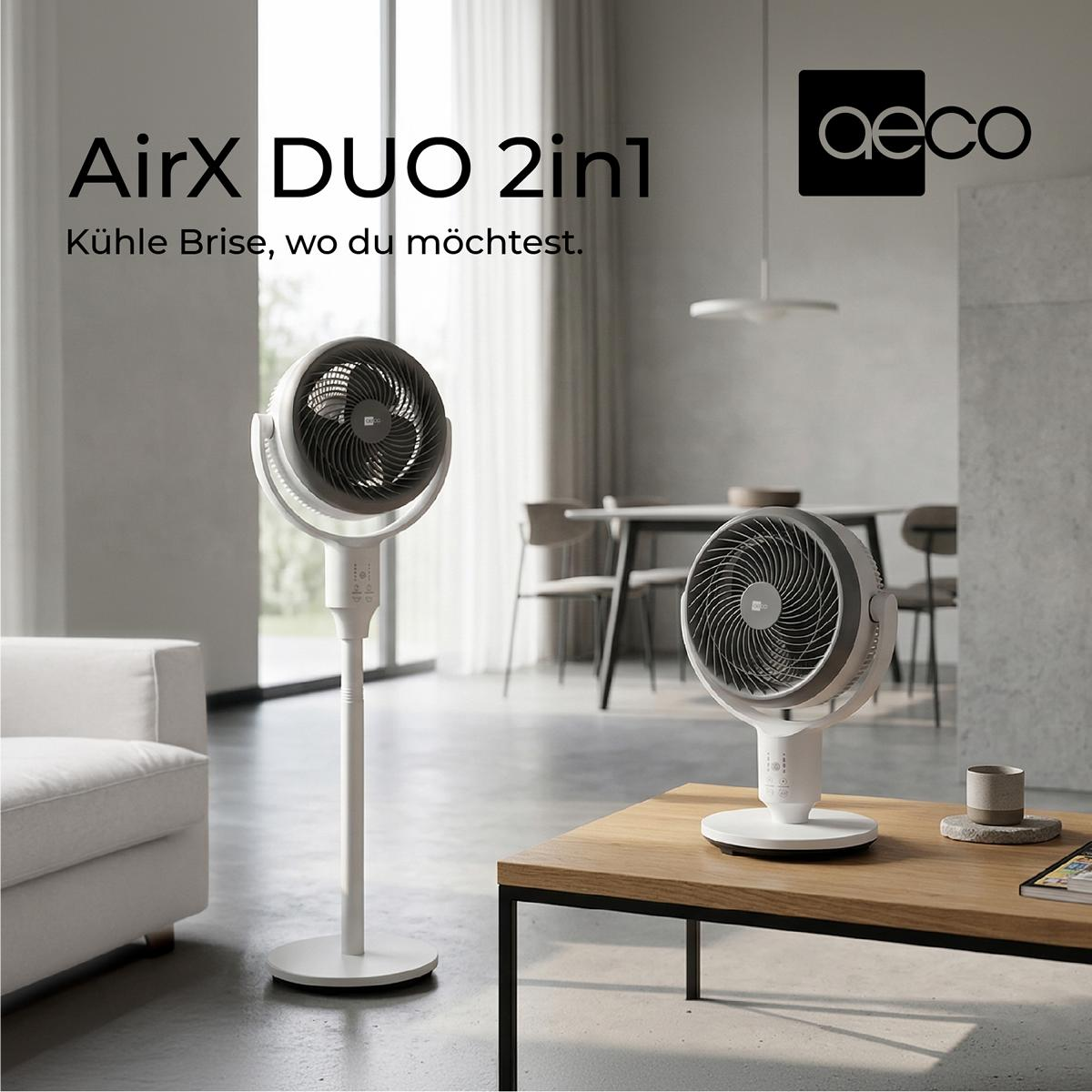 Zwei weiße Ventilatoren stehen in einem modernen Wohnzimmer. Einer ist ein Standventilator, der andere ein Tischventilator.
