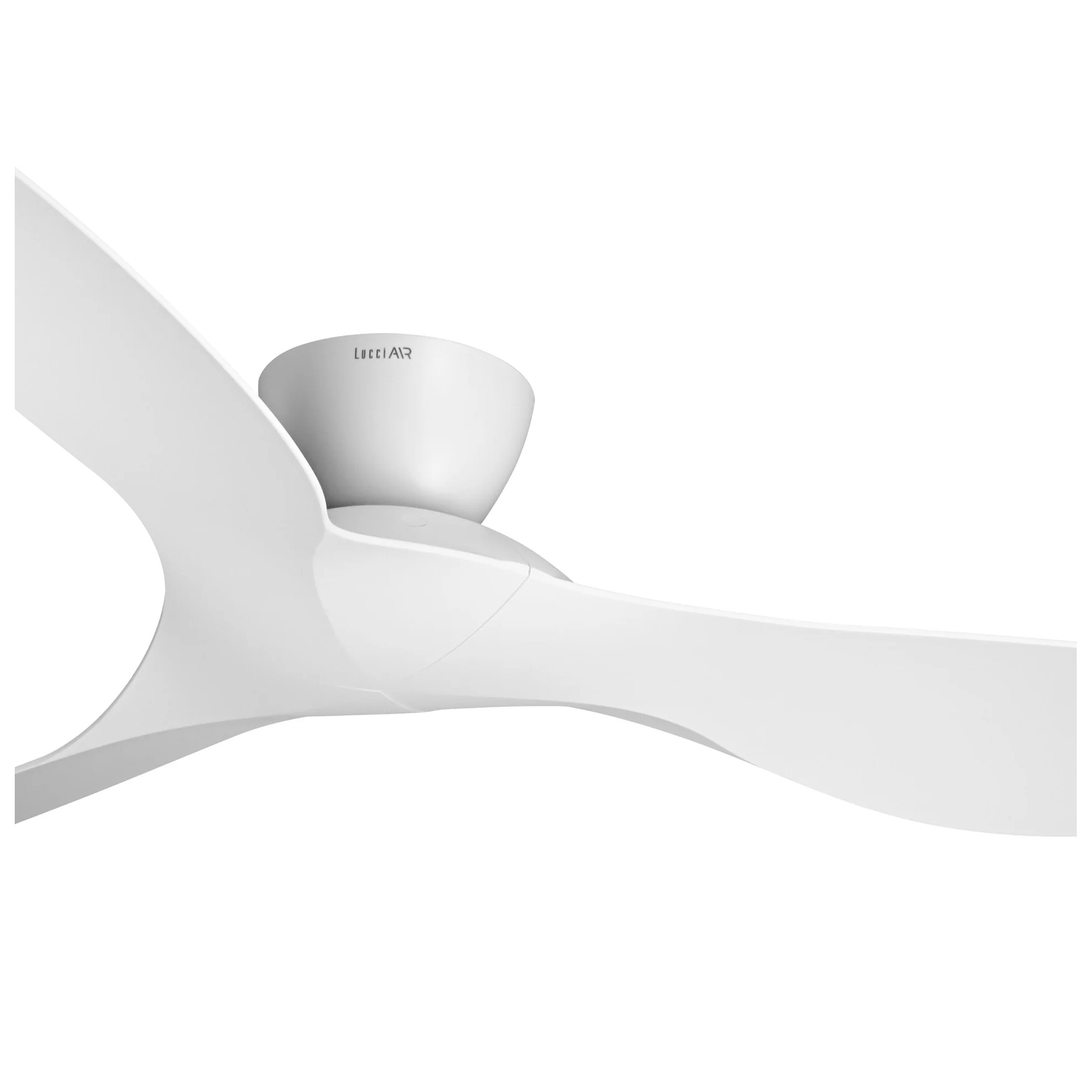 Ein weißer Deckenventilator mit geschwungenen Flügeln und dem Logo 'Lucci Air'.