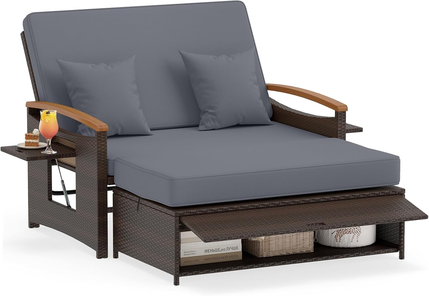 Brauner Rattansofa mit grauen Kissen, Getränk und Kuchen auf Beistelltisch.