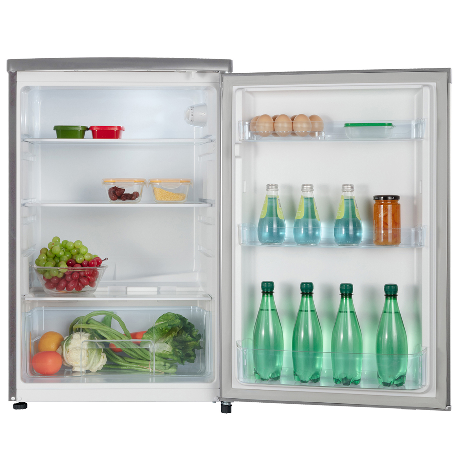 Offener Kühlschrank mit Lebensmitteln: Eier, Flaschen, Obst, Gemüse und Gläser.