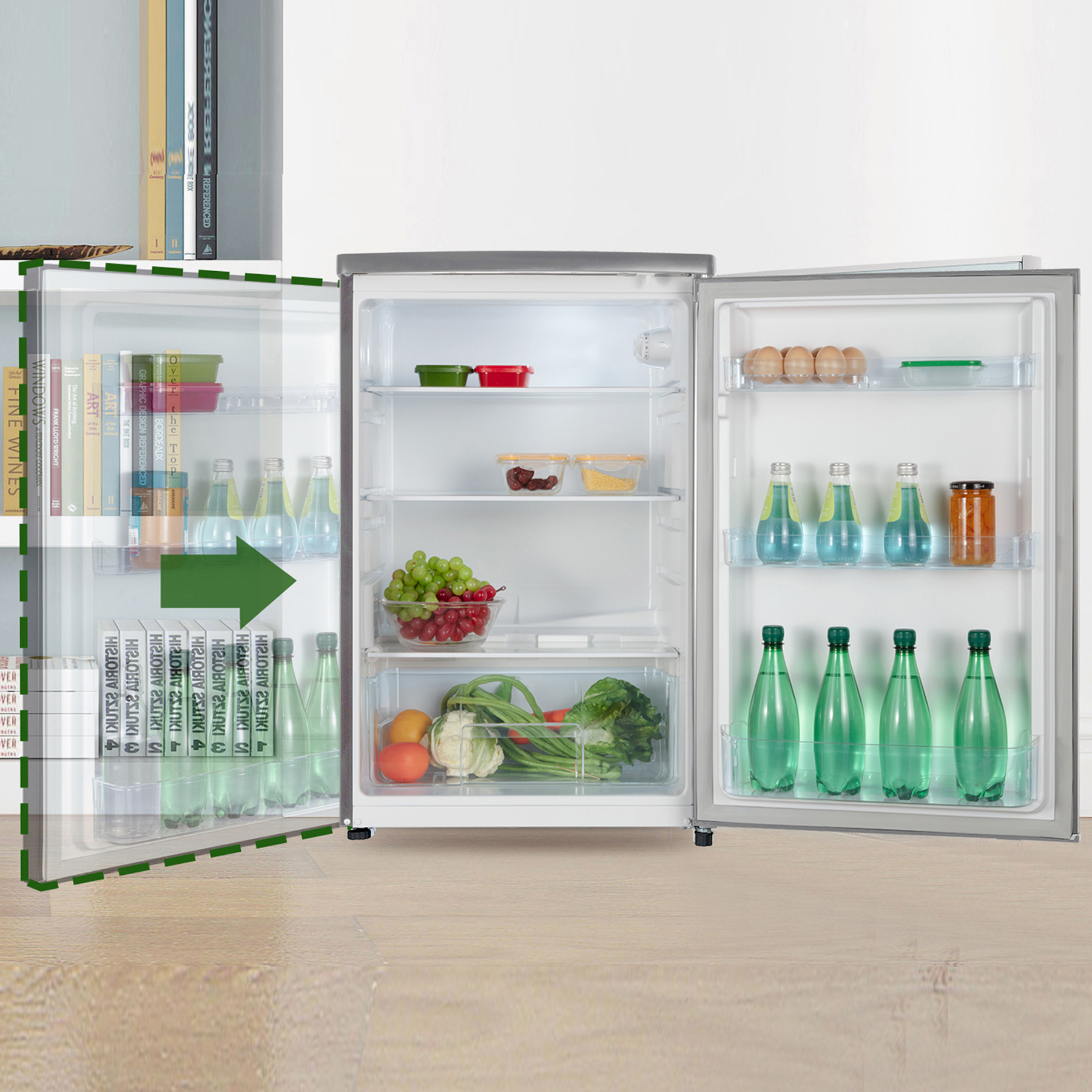 Offener Kühlschrank mit Lebensmitteln: Flaschen, Obst, Gemüse und Eier.
