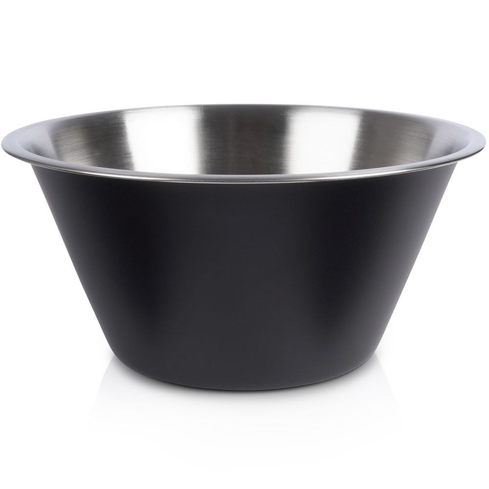 Eine schwarze Schüssel aus Metall mit silbernem Innenraum steht auf weißem Grund.