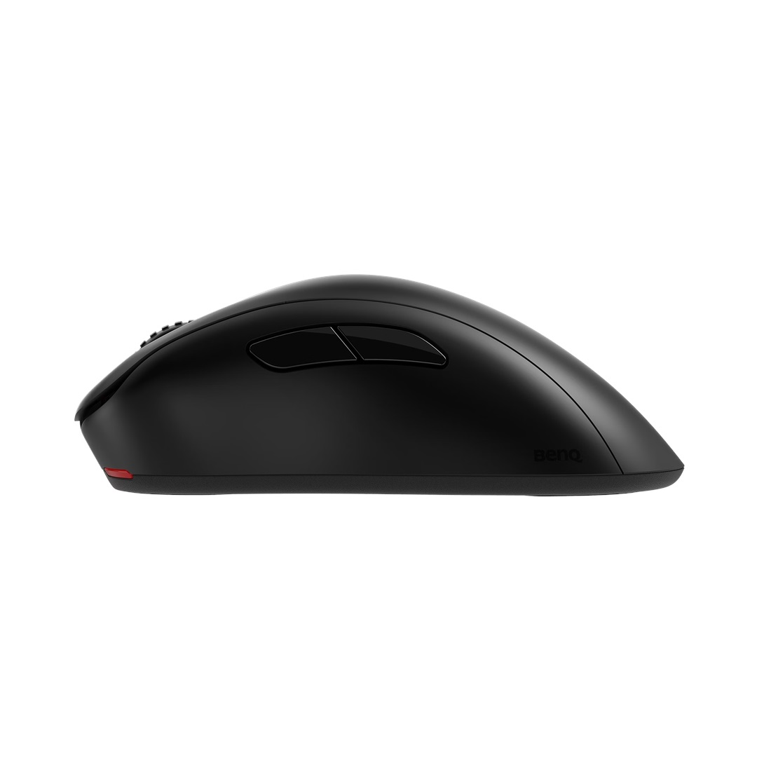 Un mouse per computer BenQ nero con due pulsanti laterali e un accento rosso sul retro.