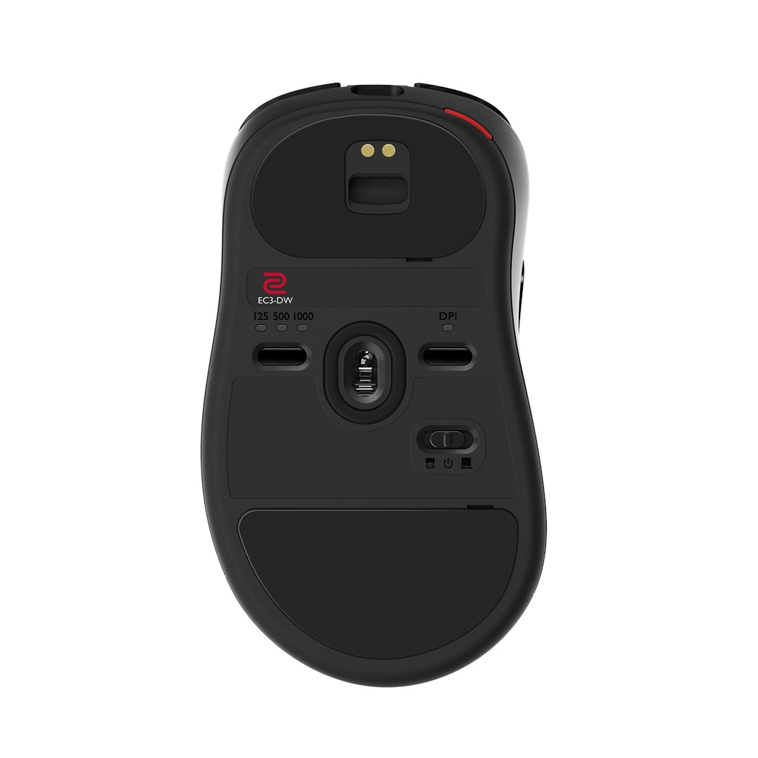Parte inferiore di un mouse wireless nero con accenti rossi e marchio.