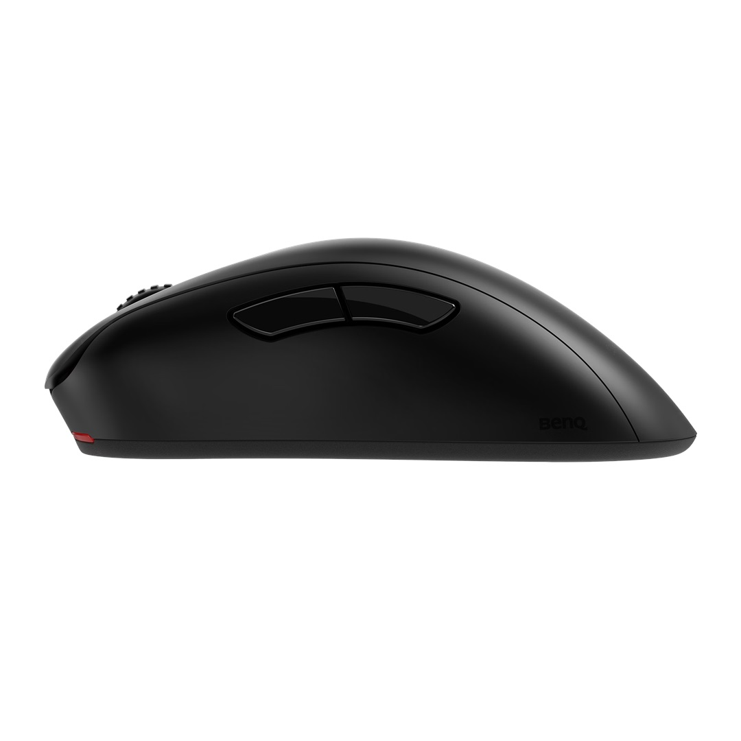 Mouse per computer nero con due pulsanti e rotella di scorrimento, su sfondo bianco.