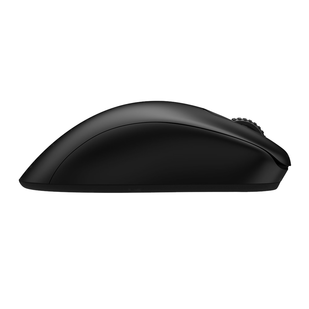 Un mouse per computer nero è mostrato di lato su sfondo bianco.