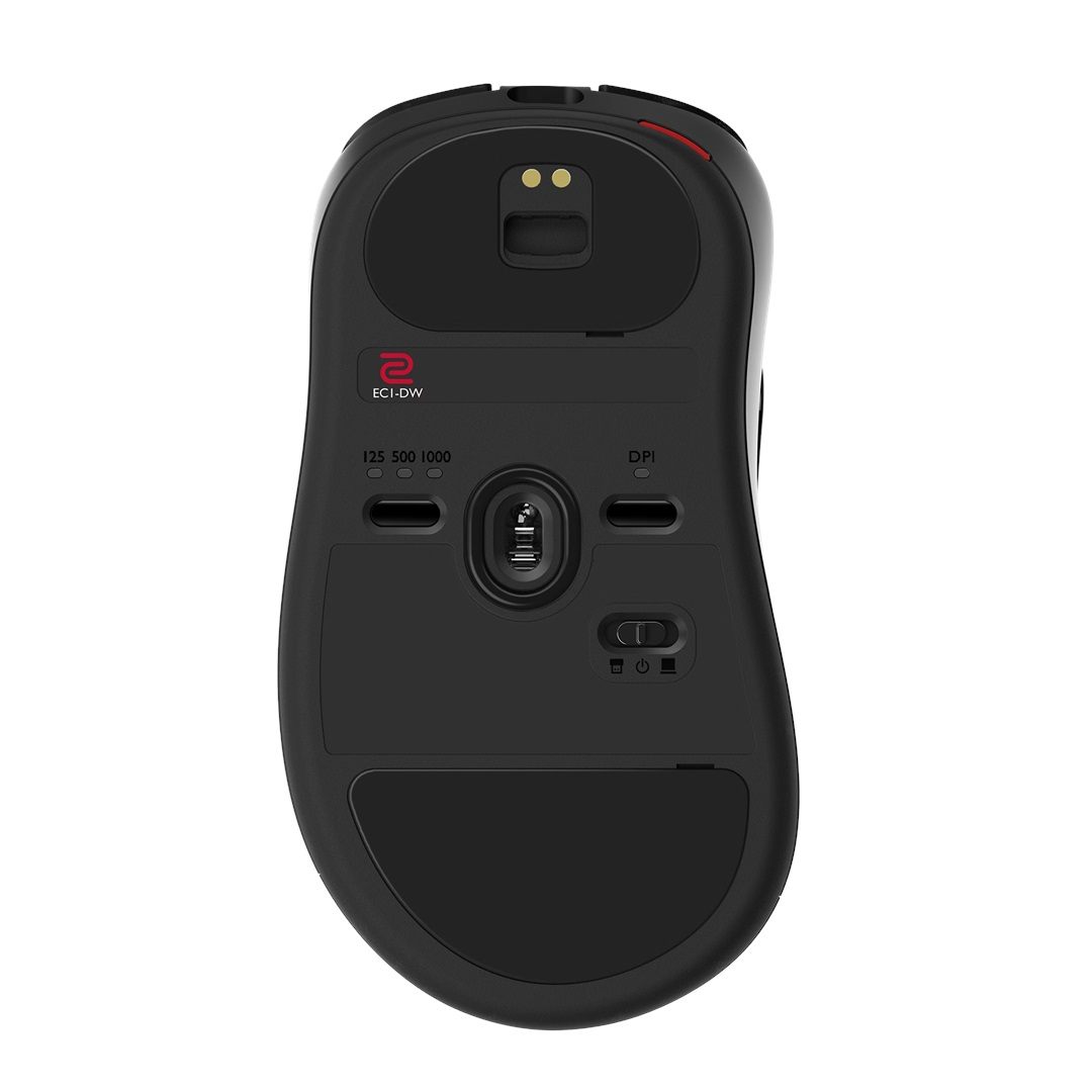 Parte inferiore di un mouse per computer nero con impostazioni DPI e contatti di ricarica.