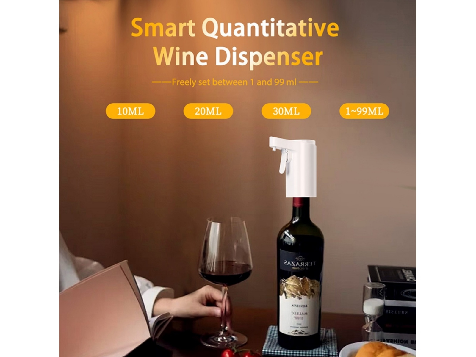 Ein weißer Weinspender ist an einer dunklen Weinflasche befestigt. Ein Glas Rotwein steht daneben.