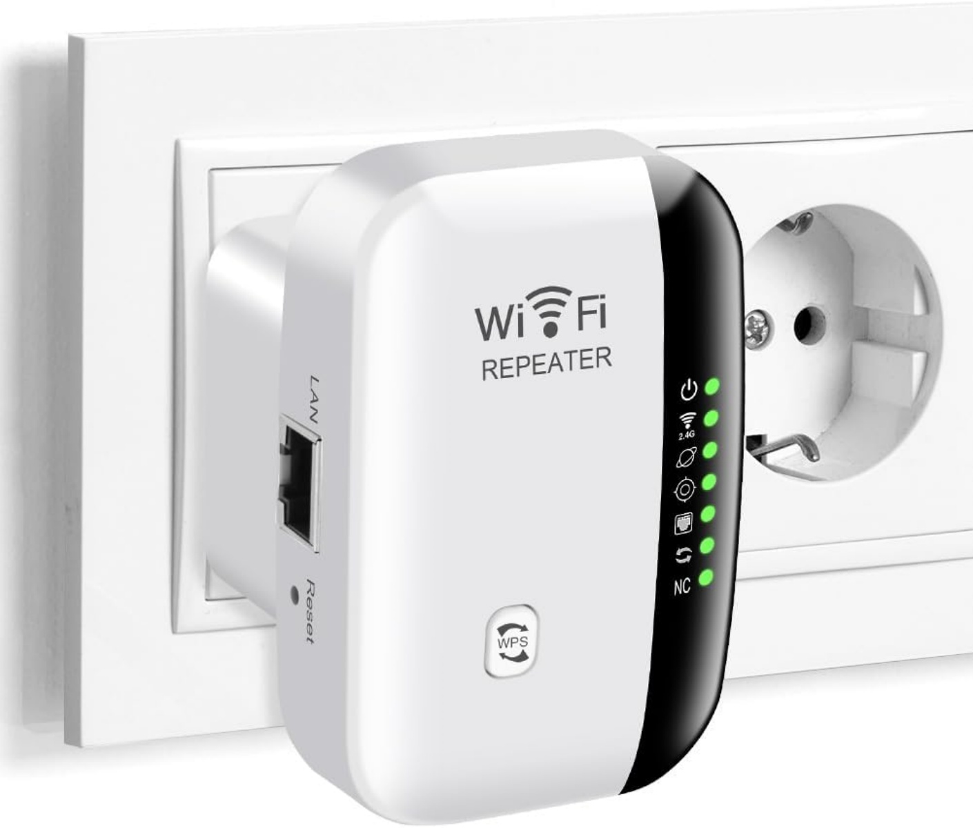 Ein weißer WLAN-Repeater steckt in einer Steckdose mit Netzwerkkabelanschluss.