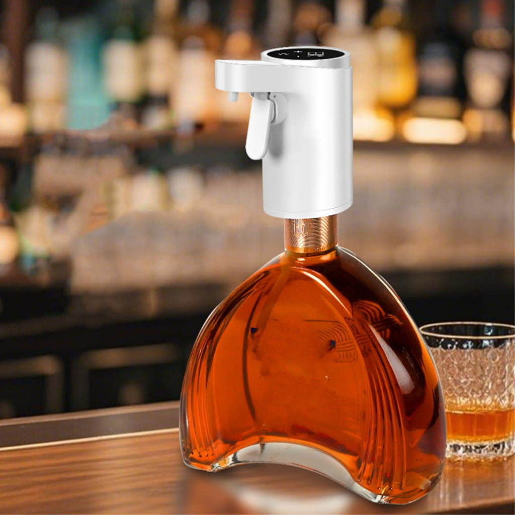 Ein automatischer Getränkespender auf einer Flasche mit Bernsteinlikör in einer Bar.