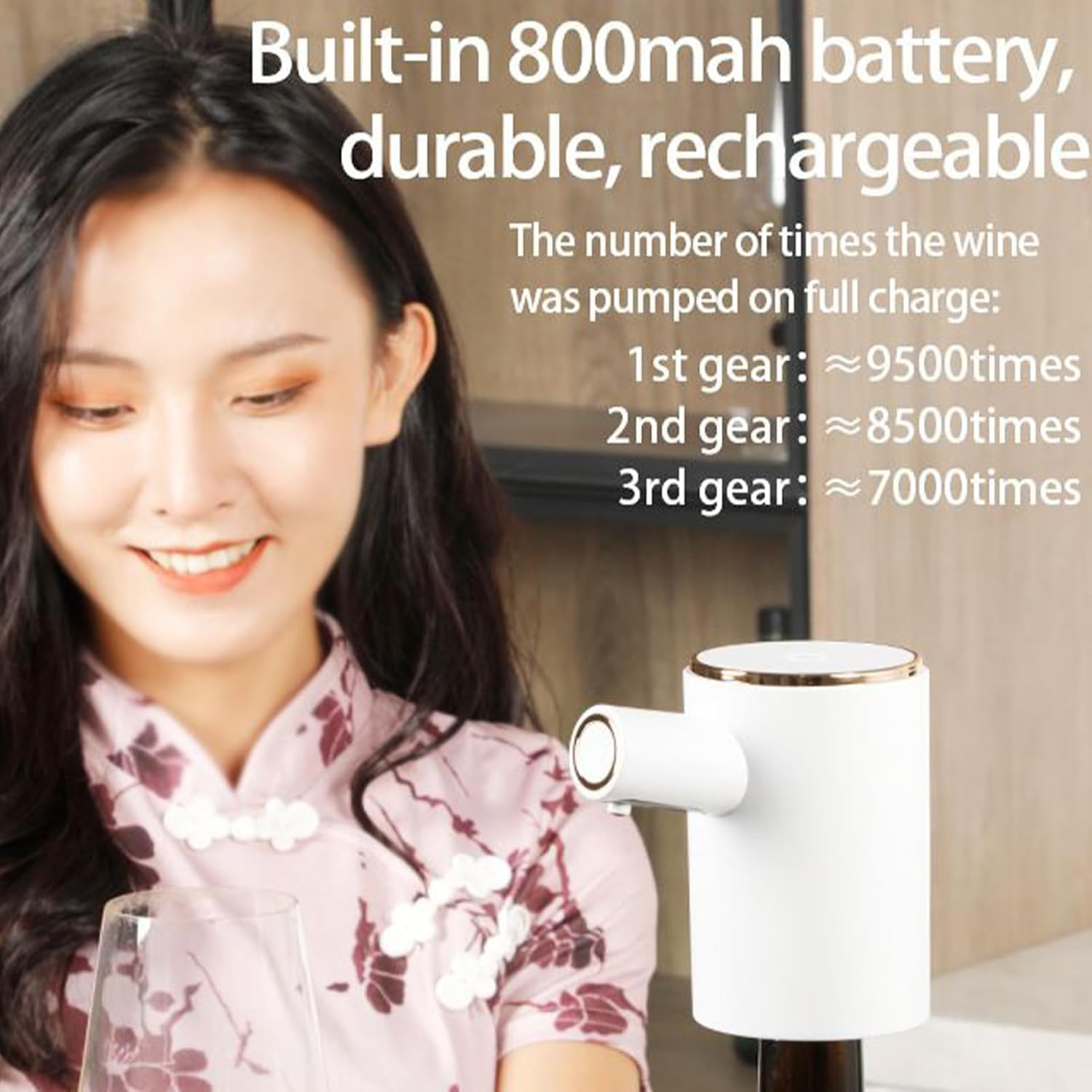 Eine Frau mit einem Weinspender, der 800 mAh Akku, wiederaufladbar.