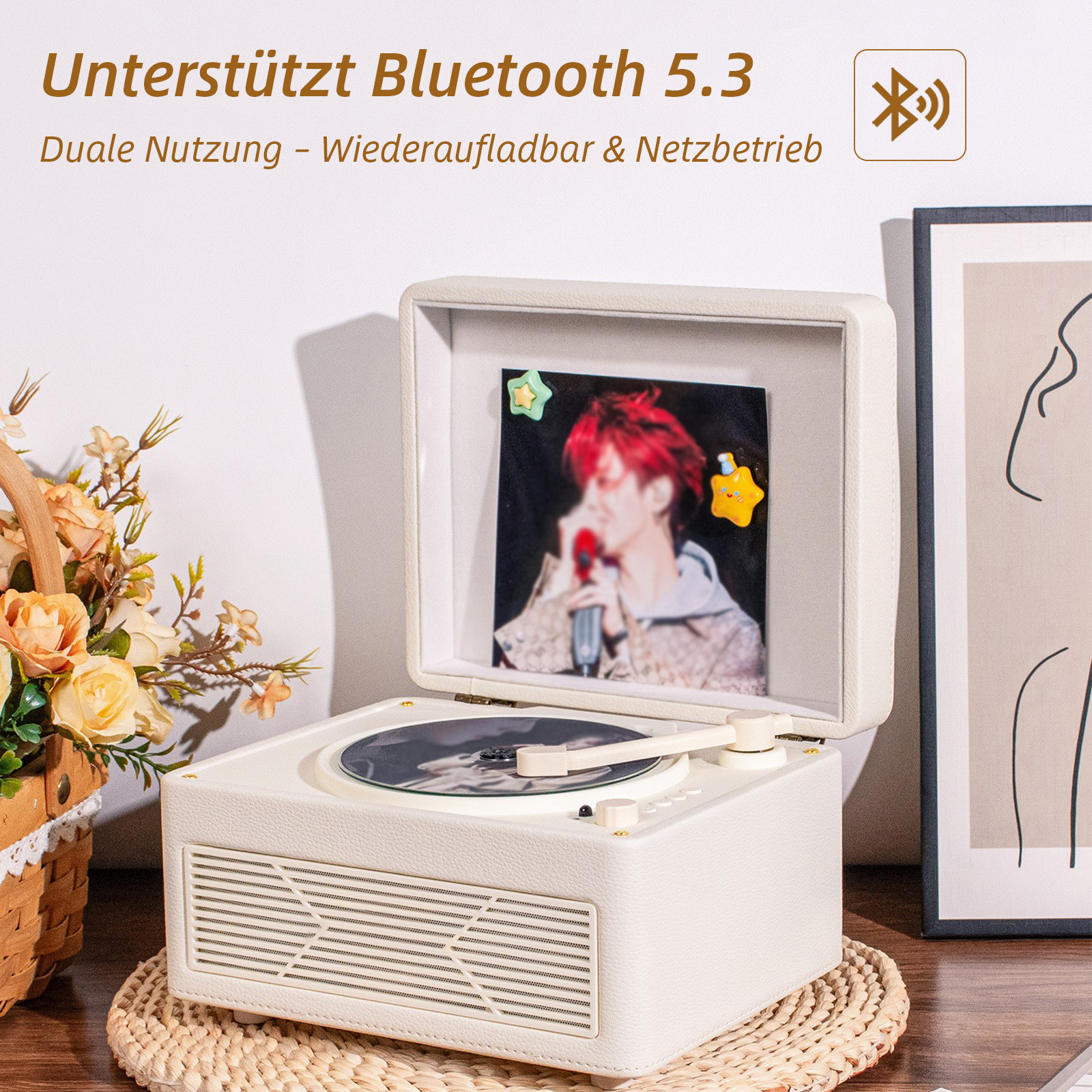 Ein weißer Plattenspieler mit Bluetooth-Symbol, Foto und Blumenkorb.
