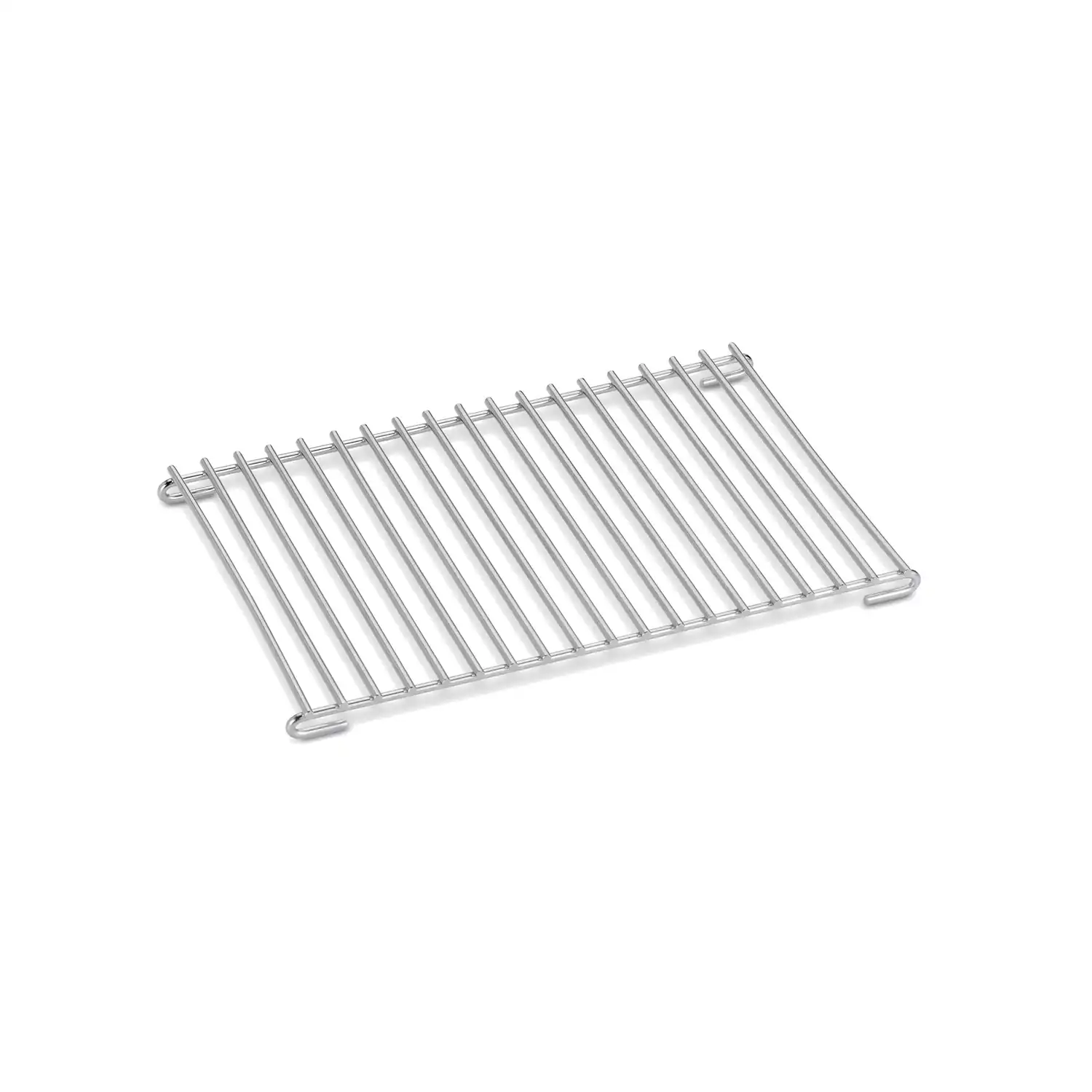 Ein Metall-Grillrost mit mehreren parallelen Stäben und gebogenen Enden vor weißem Hintergrund.