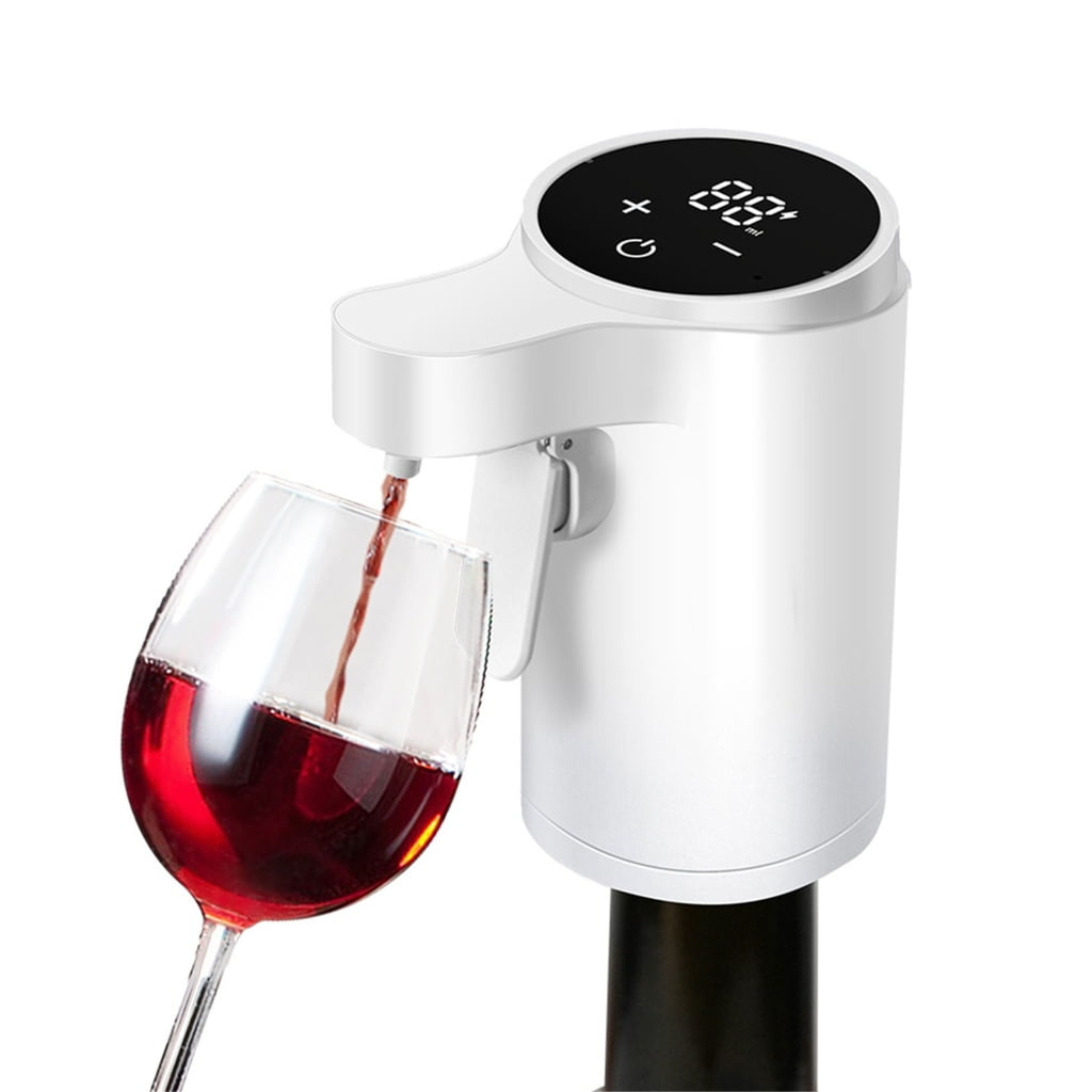Ein weißer Weinspender gießt Rotwein in ein Glas. Ein digitales Display zeigt Zahlen.