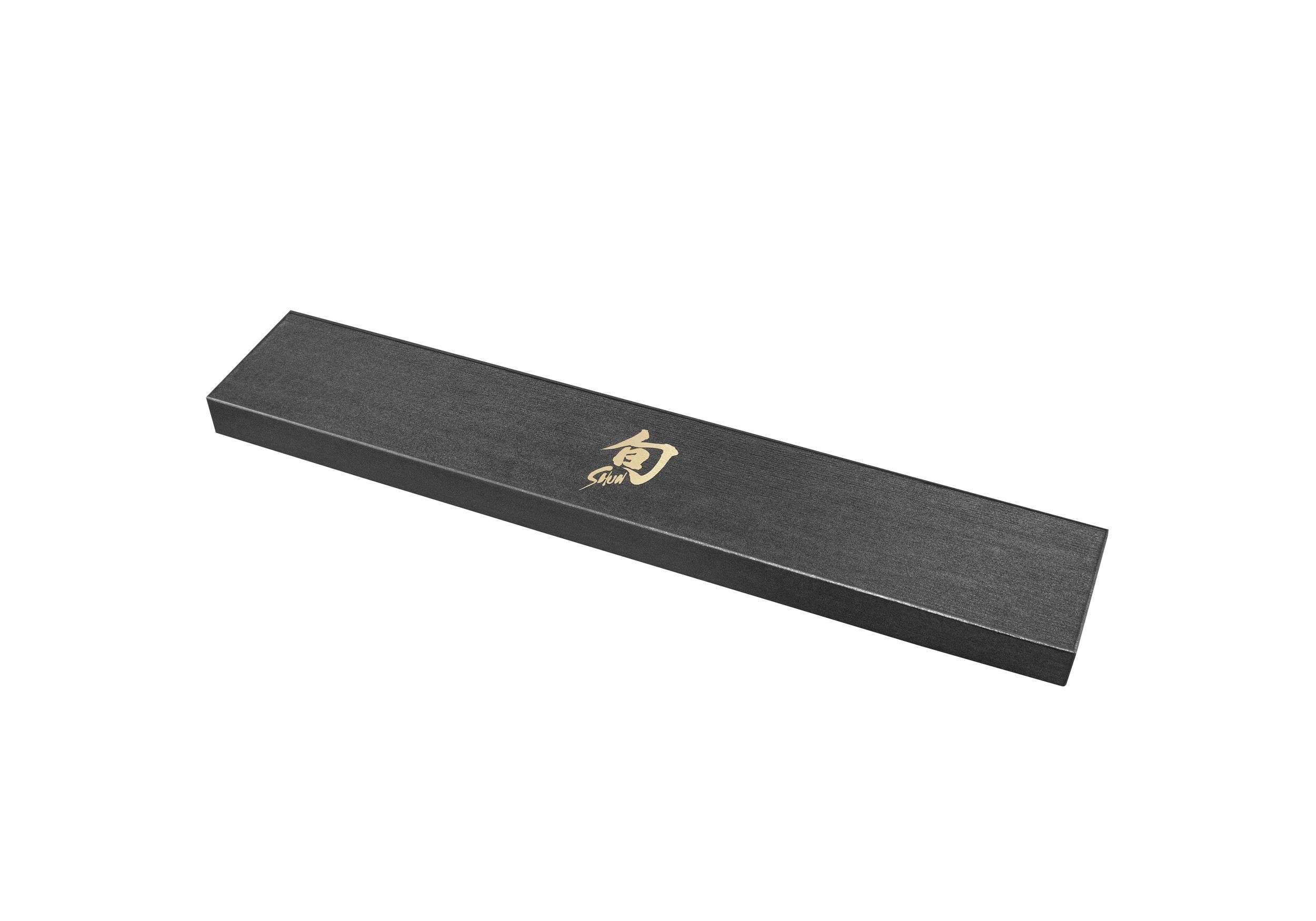 Eine schwarze Geschenkbox mit goldenem Kanji-Symbol und Schriftzug.