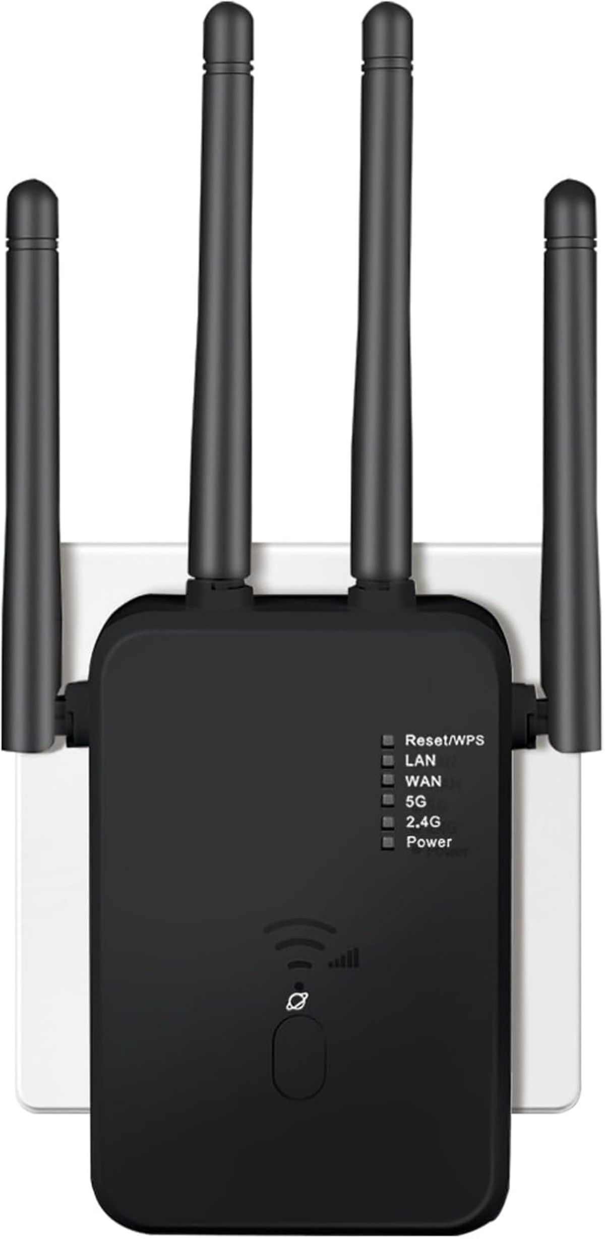 Ein schwarzer WLAN-Repeater mit vier Antennen, eingesteckt in eine weiße Steckdose.