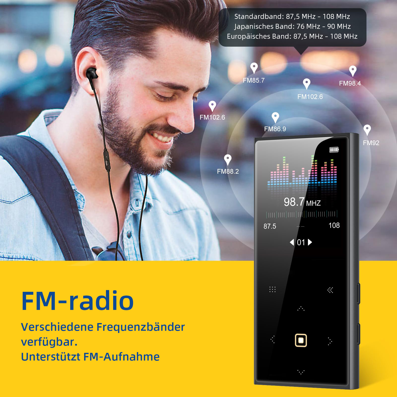 Ein Mann mit Kopfhörern lächelt, während ein FM-Radio-Gerät mit Frequenzanzeige gezeigt wird.