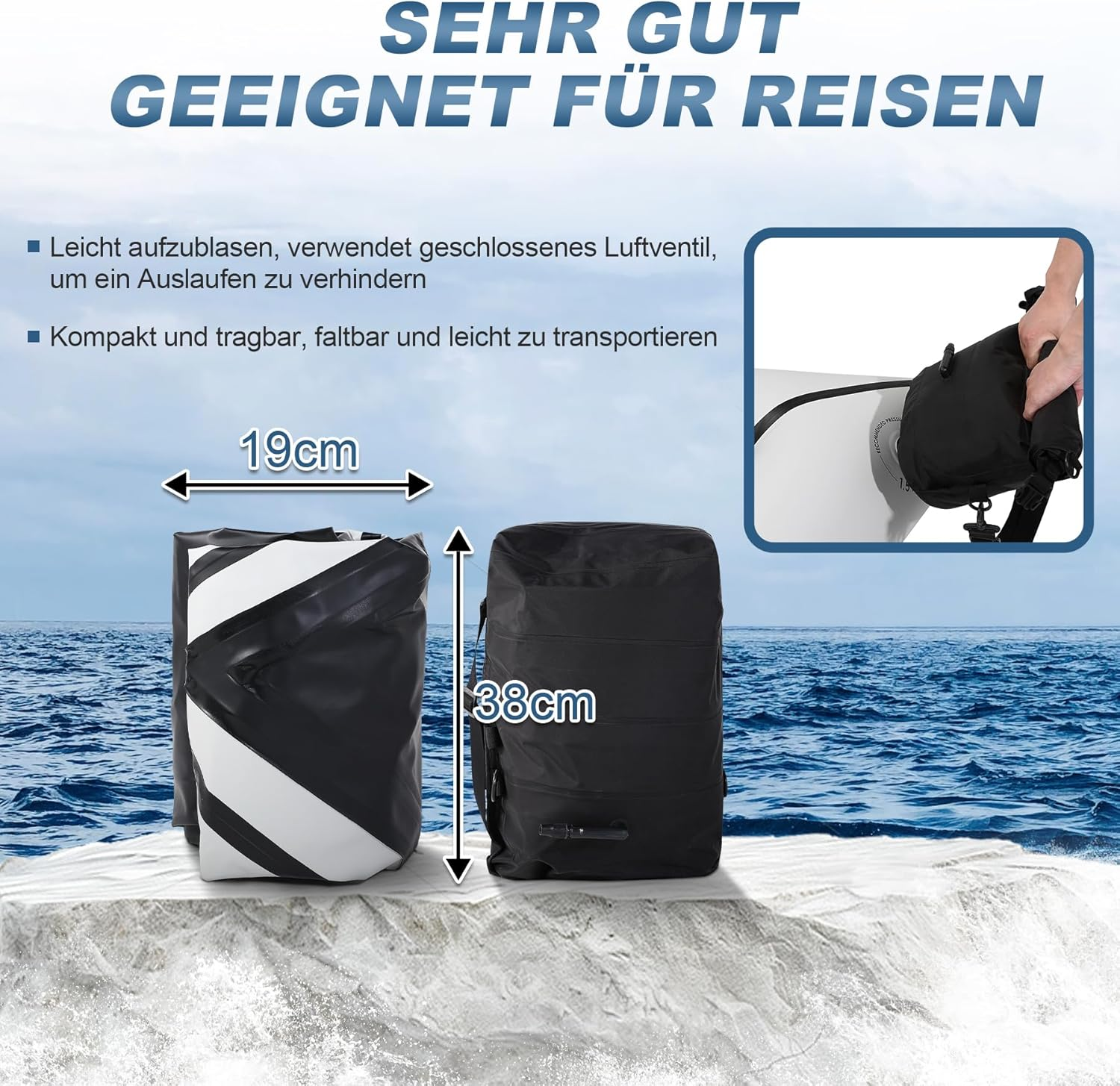 Zwei wasserdichte Taschen, eine schwarz-weiß gestreift, neben dem Meer.