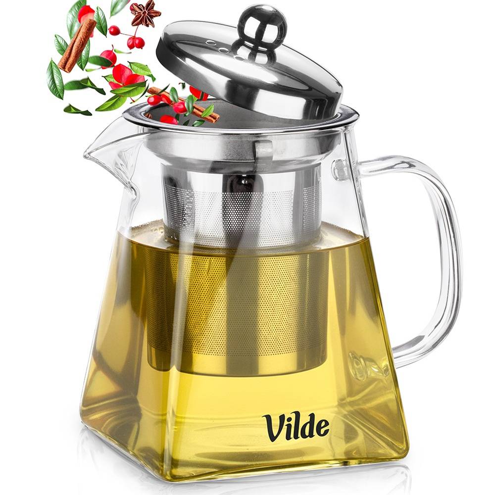 Glas-Teekanne mit Infuser, gefüllt mit gelbem Tee und Kräutern.