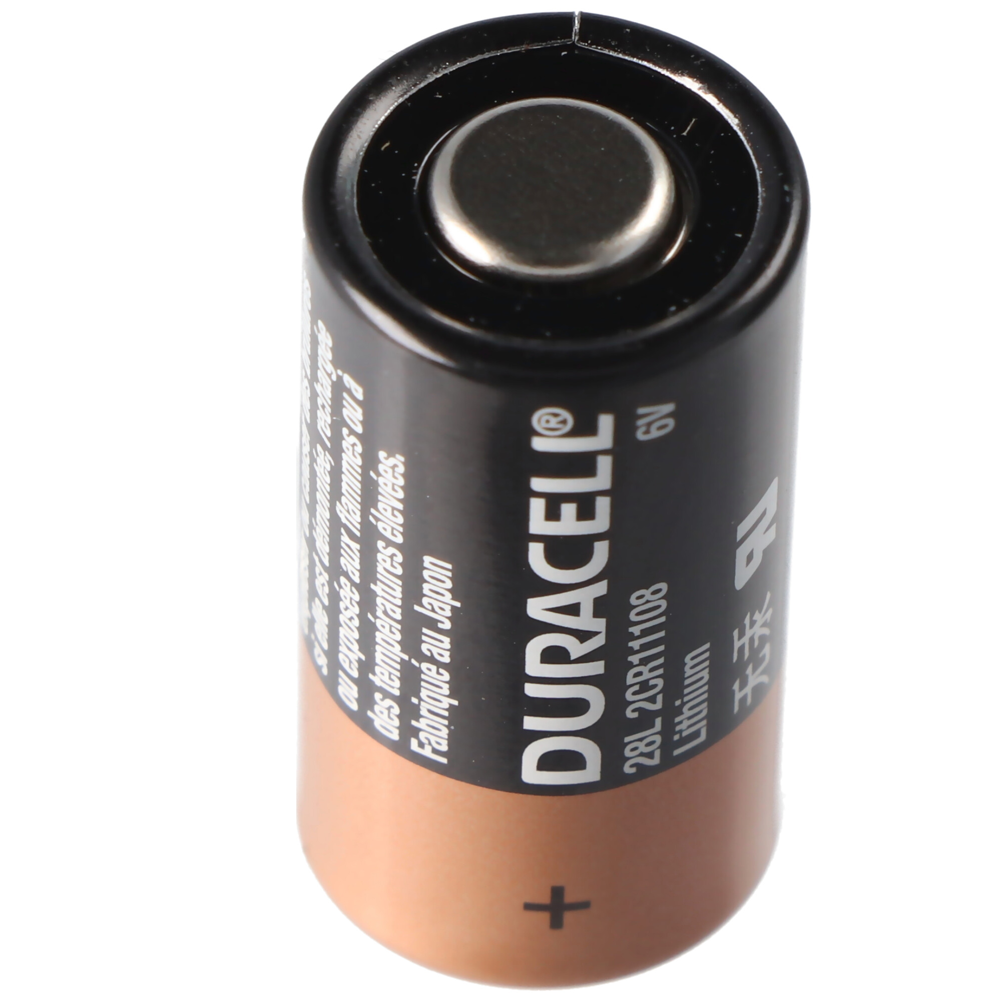Una batteria al litio Duracell da 6V, modello 28L 2CR11108, su sfondo bianco.