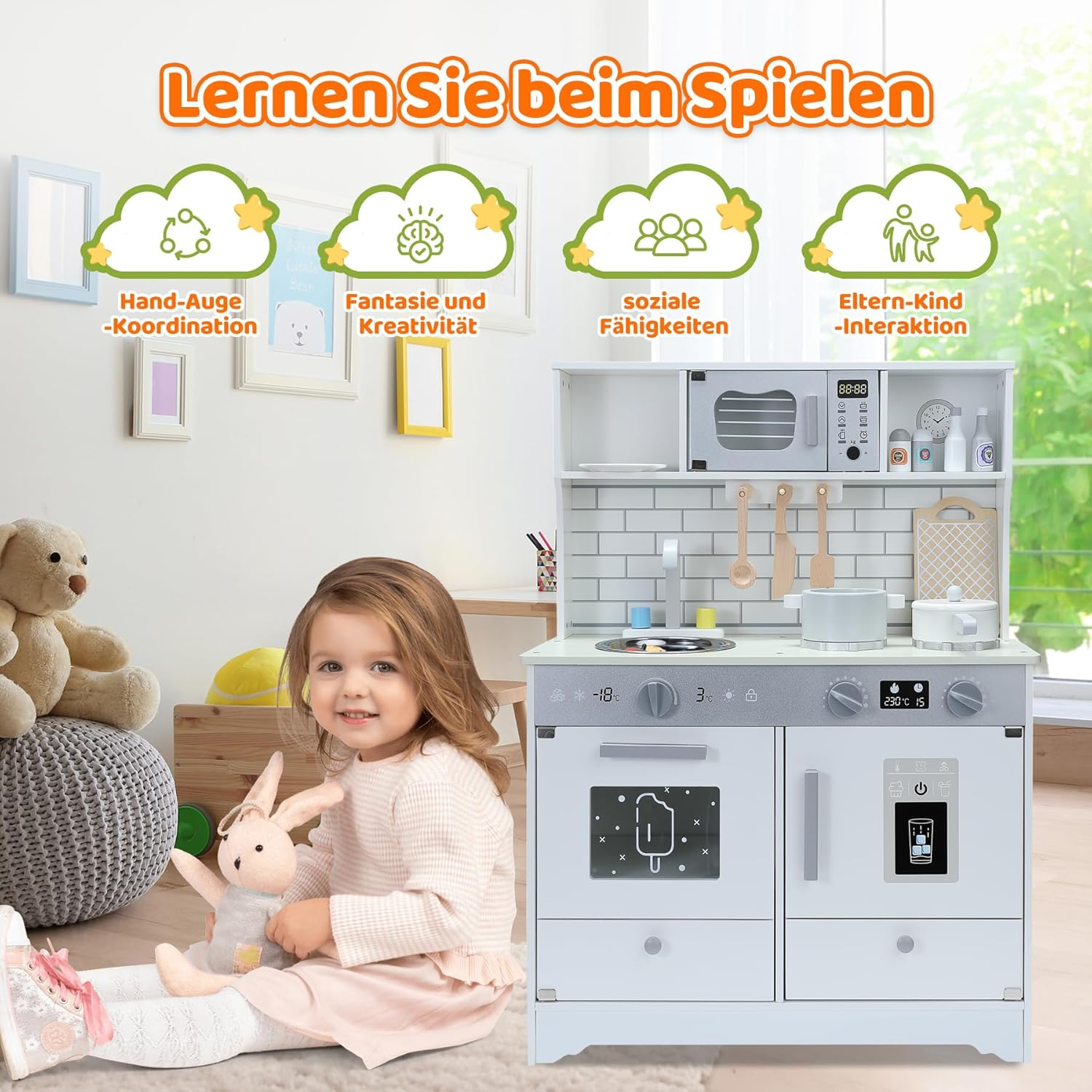 Ein kleines Mädchen sitzt neben einer Spielküche, umgeben von Spielzeug. Vier Lernkonzepte sind hervorgehoben.