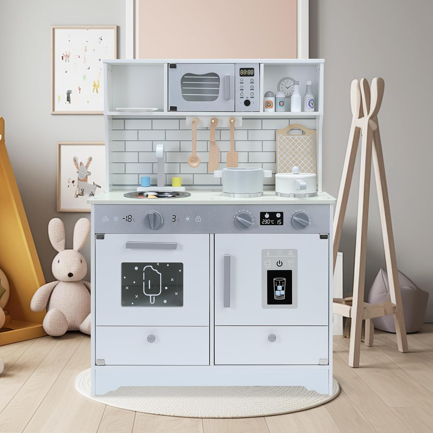 Ein weißes Spielküchenset mit Kochutensilien, Töpfen und einem Kühlschrank.