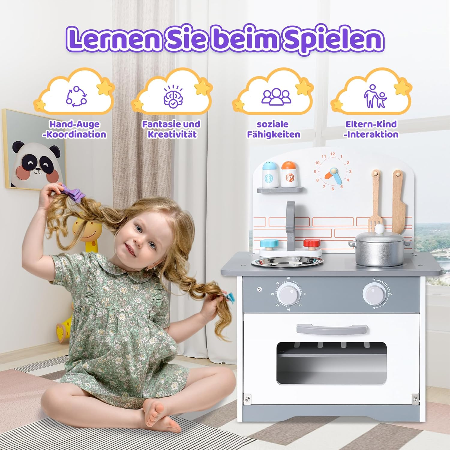 Ein kleines Mädchen spielt mit einer Spielküche. Oben sind vier Wolken mit Icons und Text.