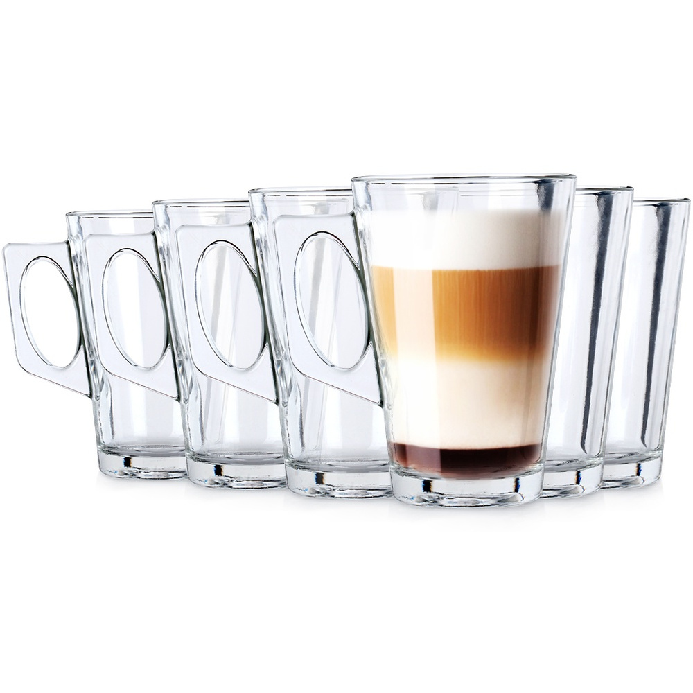 Sechs Glasbecher, einer davon gefüllt mit einem geschichteten Kaffeegetränk.