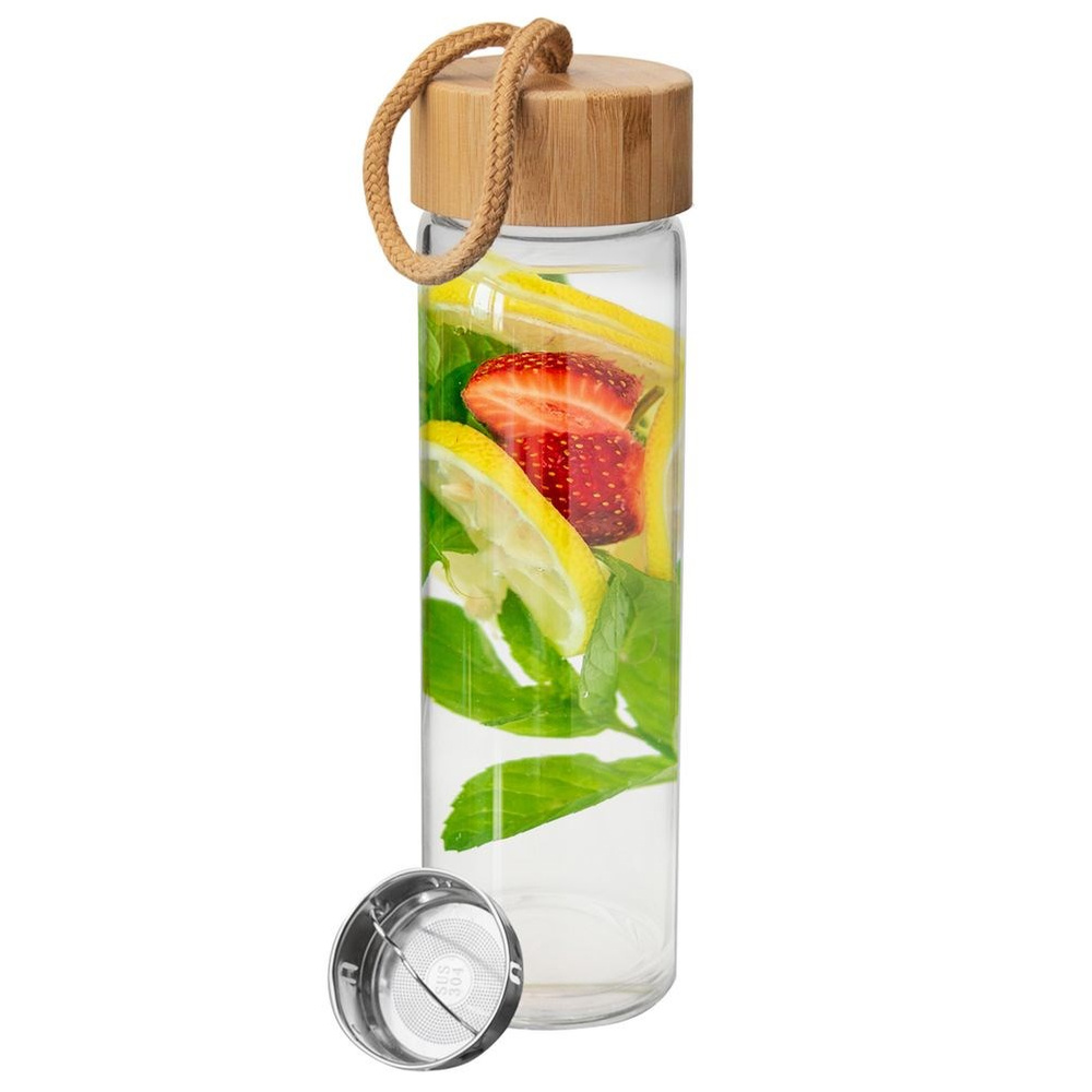 Glasflasche mit Holzdeckel, gefüllt mit Erdbeeren, Zitronenscheiben und Minze.