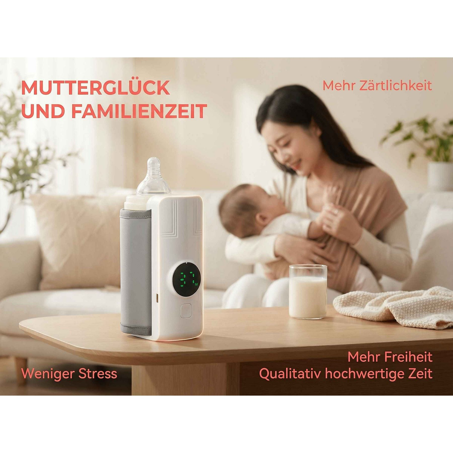 Eine Mutter hält ihr Baby, ein Flaschenwärmer steht auf einem Tisch.