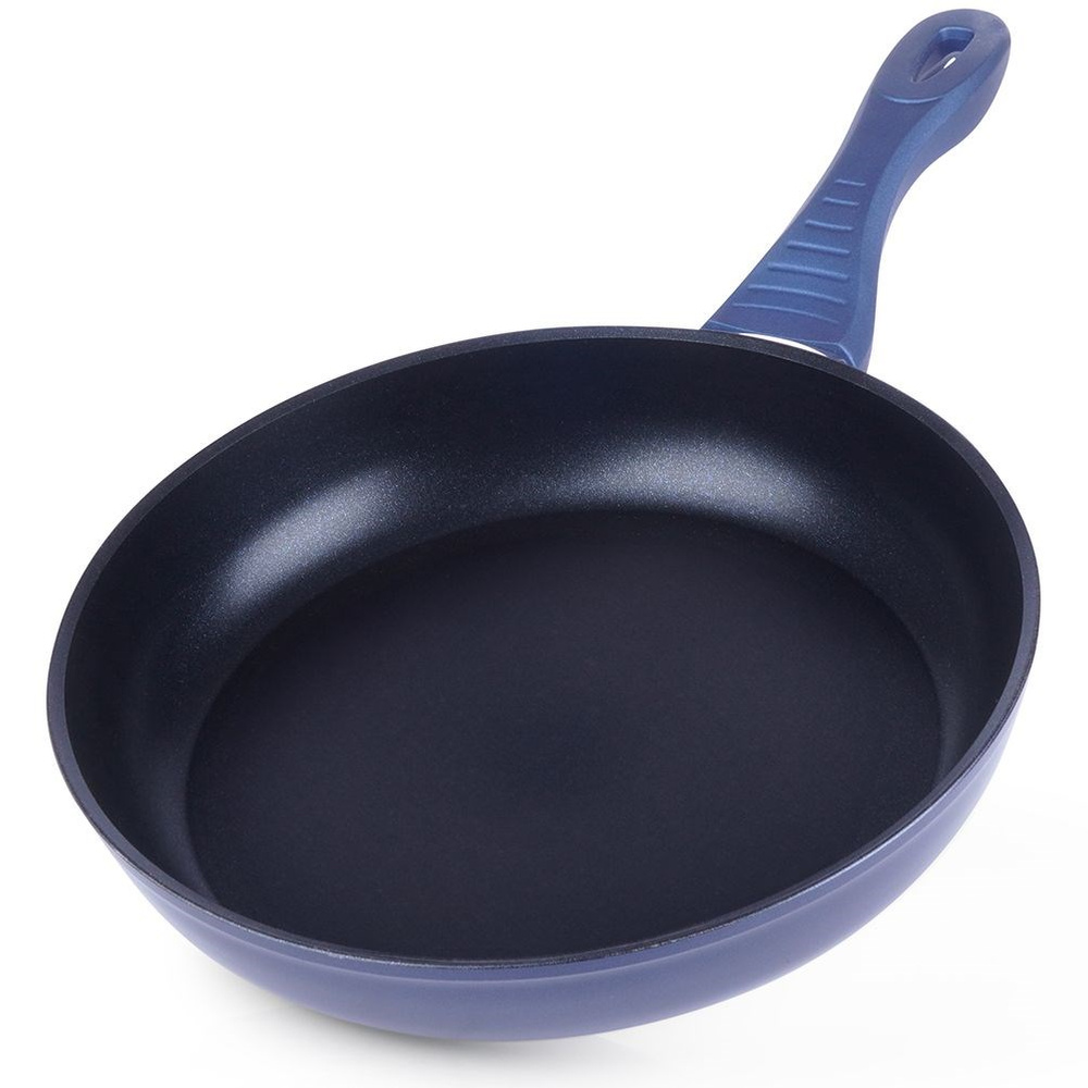 Eine blaue Bratpfanne mit schwarzem Inneren, isoliert auf weißem Hintergrund.