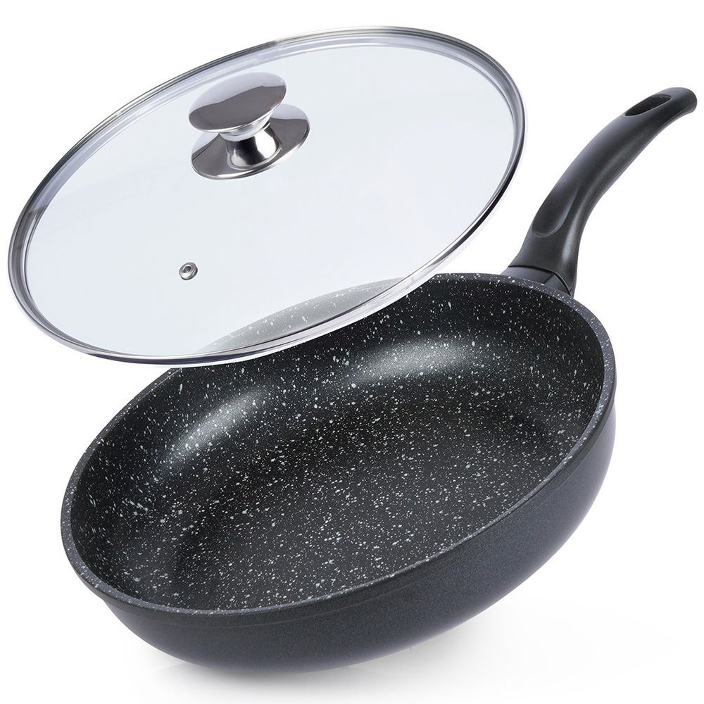Eine schwarze Bratpfanne mit Granit-Optik und Glasdeckel.