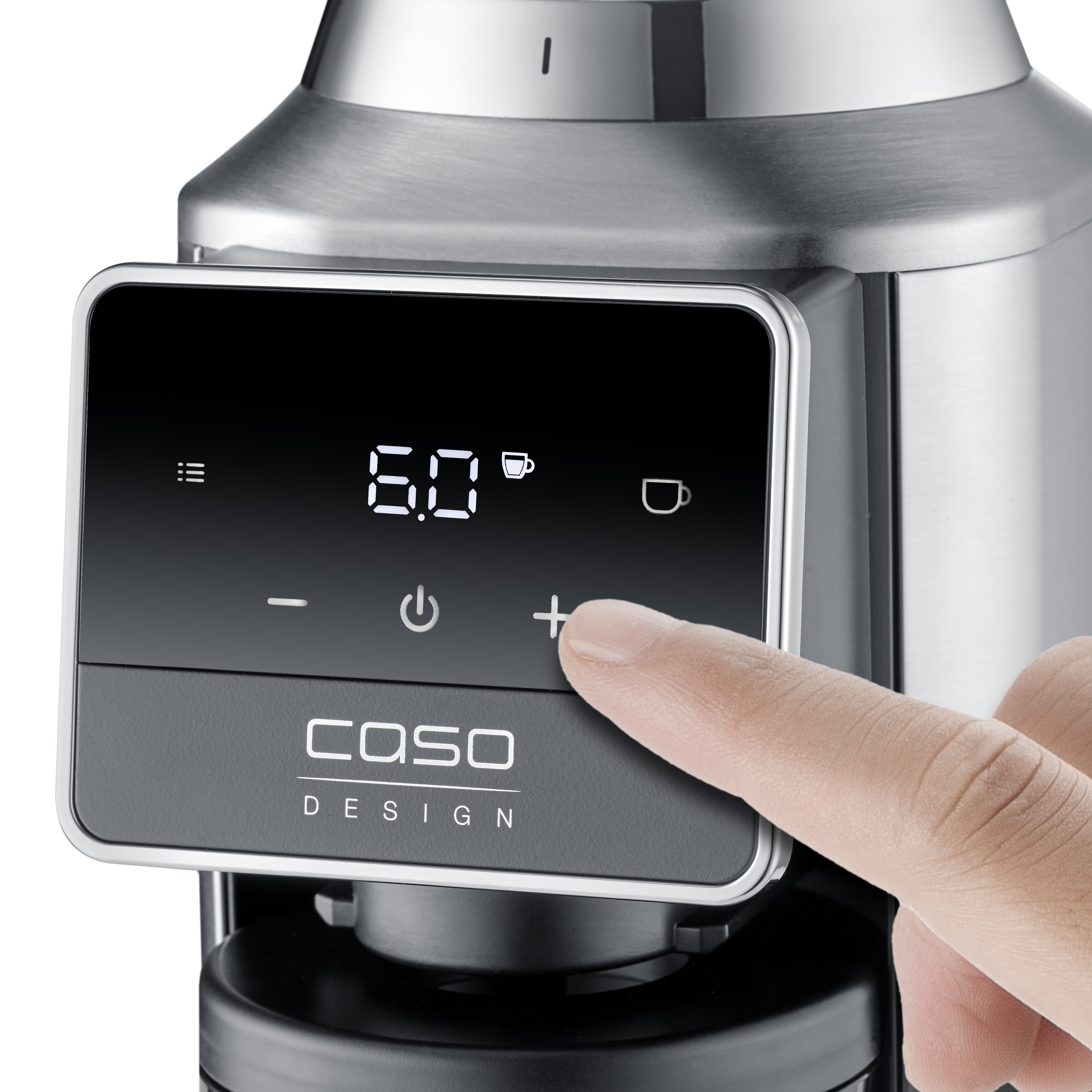 Ein Finger drückt auf das Pluszeichen auf dem digitalen Display einer Kaffeemaschine.