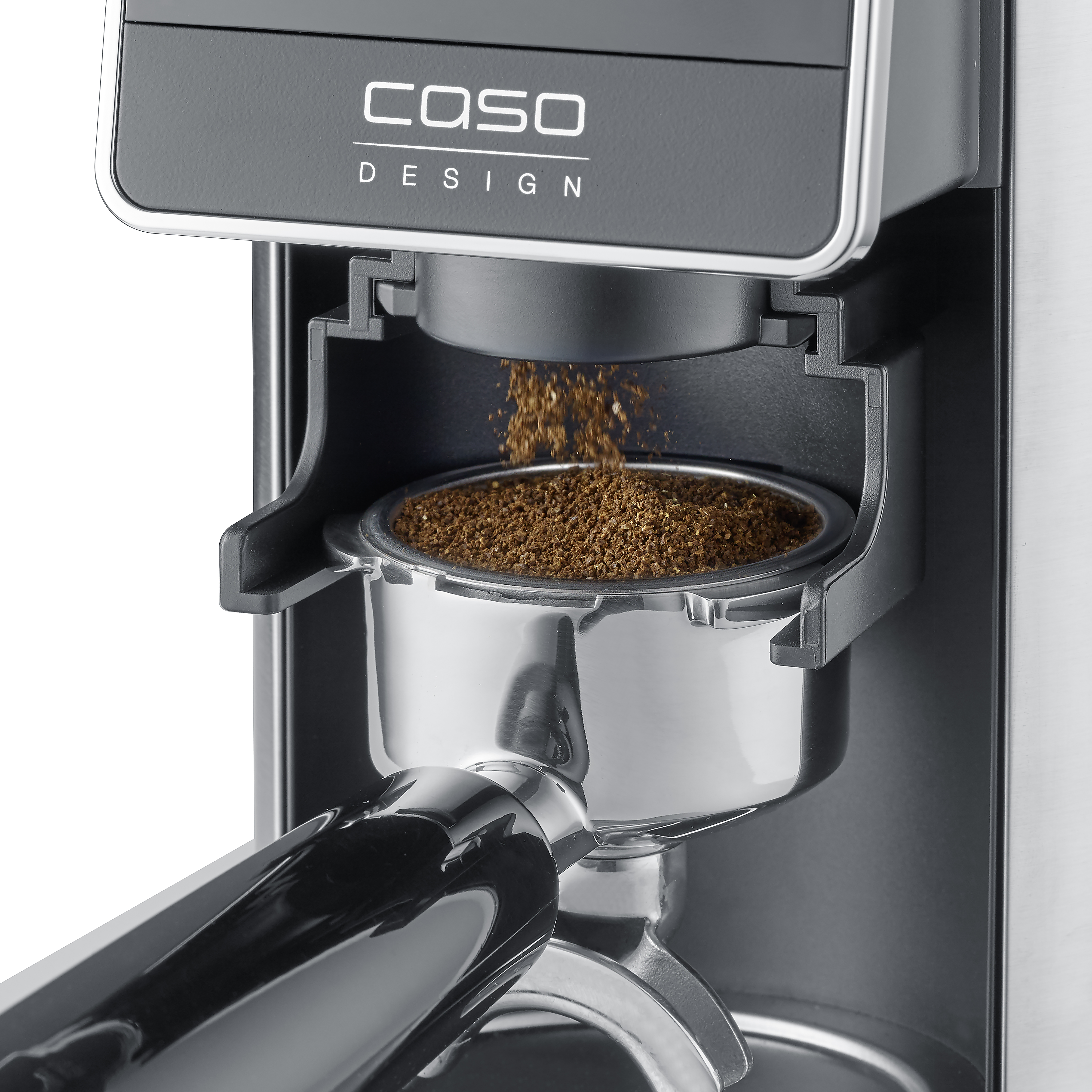 Kaffeemühle mahlt Kaffee in ein Siebträger-Filter. Nahaufnahme.