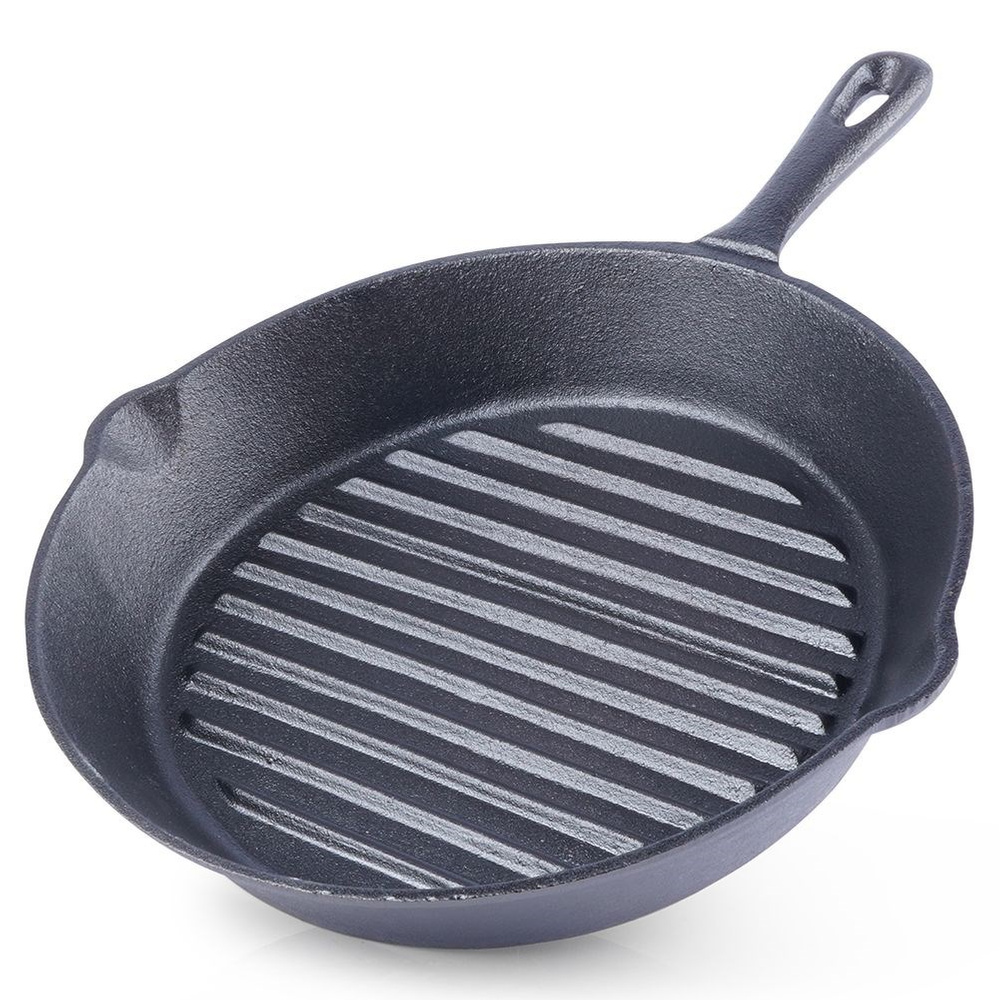 Eine runde, schwarze Gusseisen-Grillpfanne mit Rillen auf dem Boden.