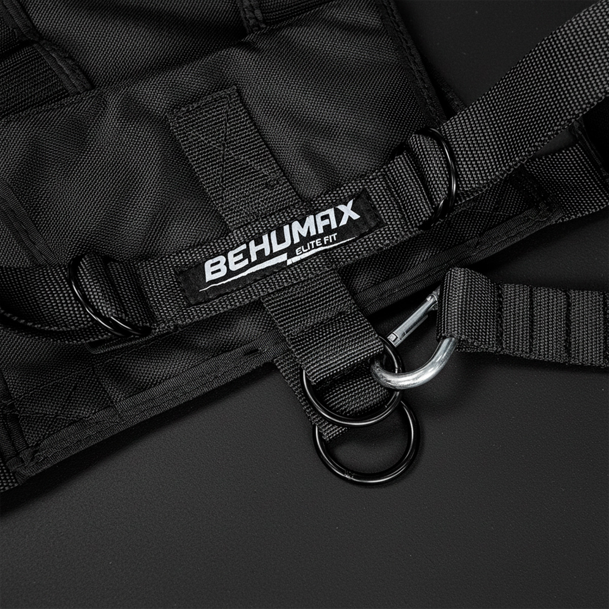 Arnés negro con hebillas plateadas y logo BEHUMAX ELITE FIT.