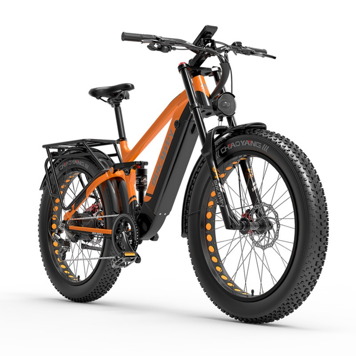 Pomarańczowy rower elektryczny typu fatbike z amortyzacją i bagażnikiem.
