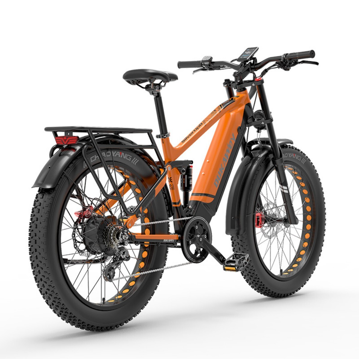 Pomarańczowy rower elektryczny typu fatbike z bagażnikiem i amortyzacją.