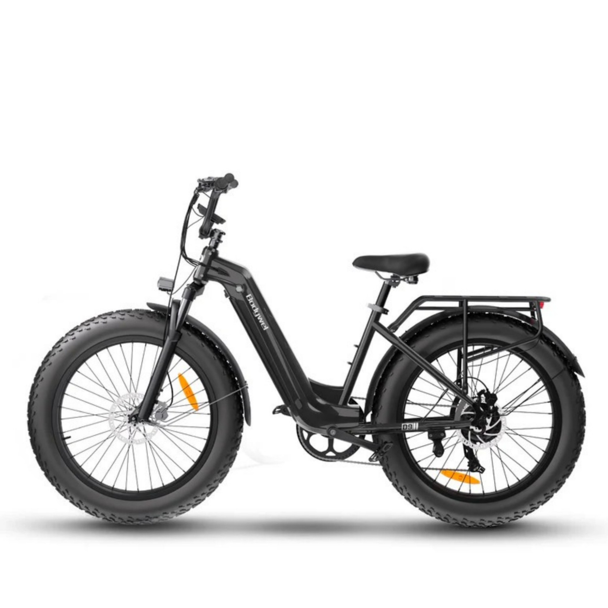 Czarny rower elektryczny fat bike z bagażnikiem i hamulcami tarczowymi.