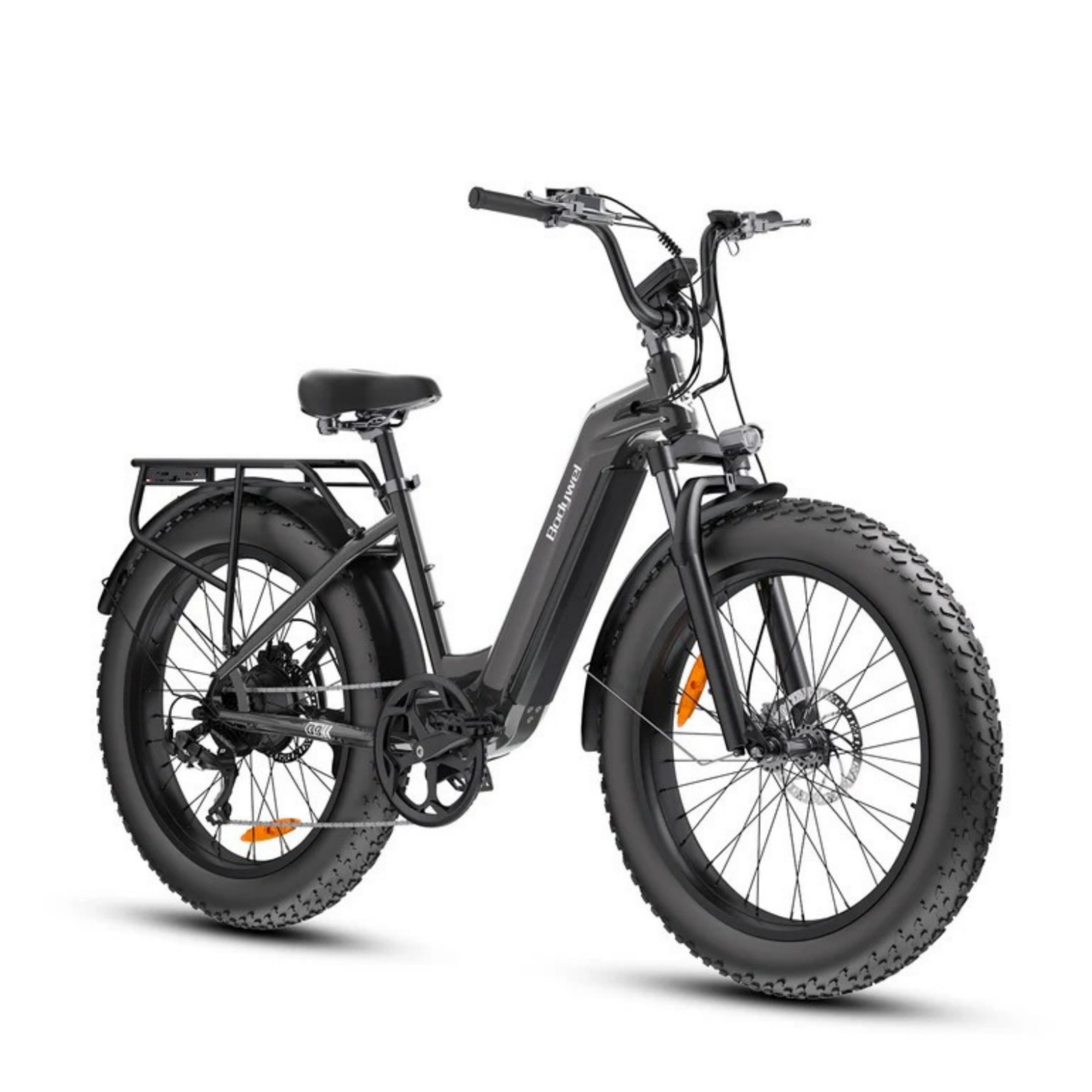 Czarny rower elektryczny typu fatbike z bagażnikiem, na białym tle.