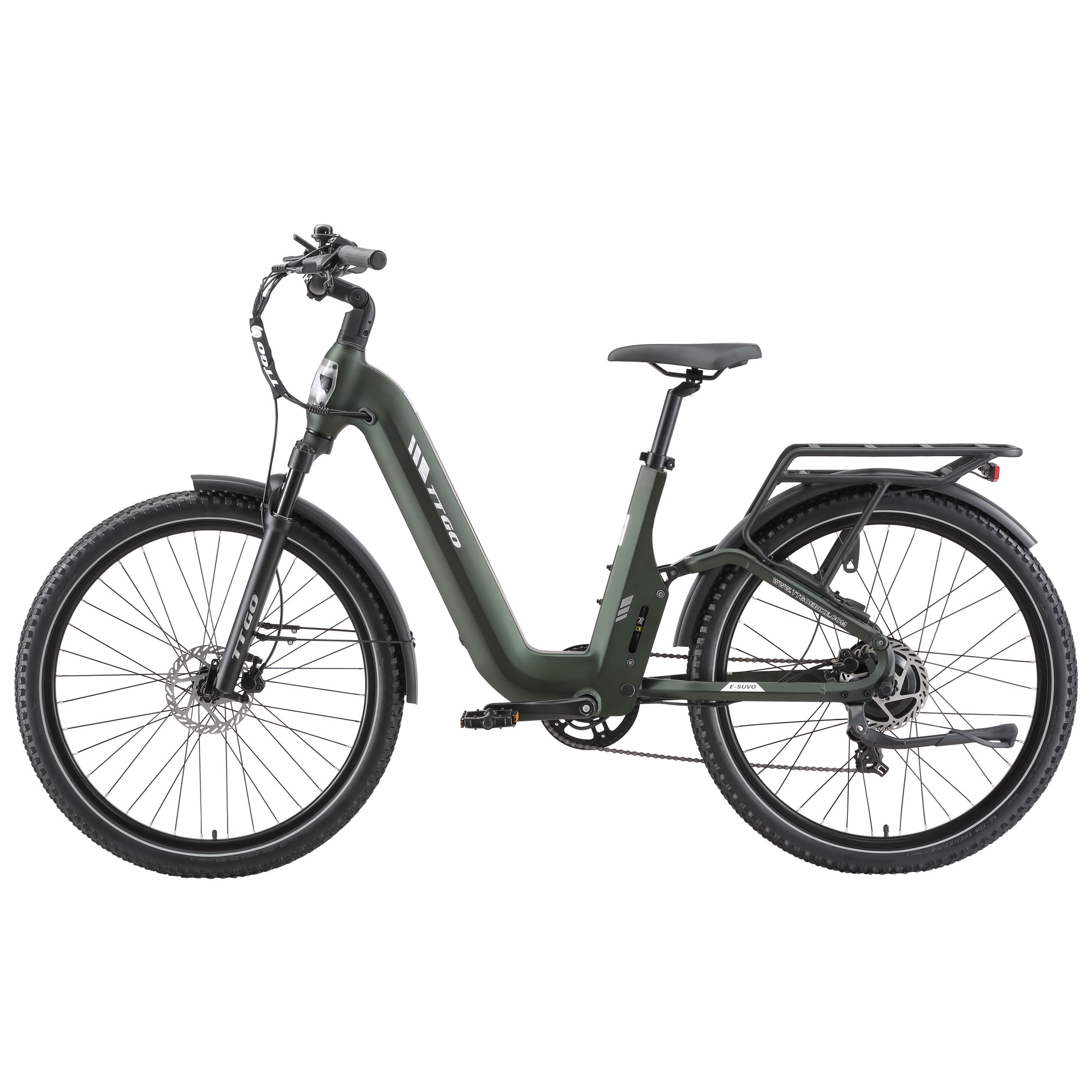 Ciemnozielony rower elektryczny z bagażnikiem i hamulcami tarczowymi, na białym tle.