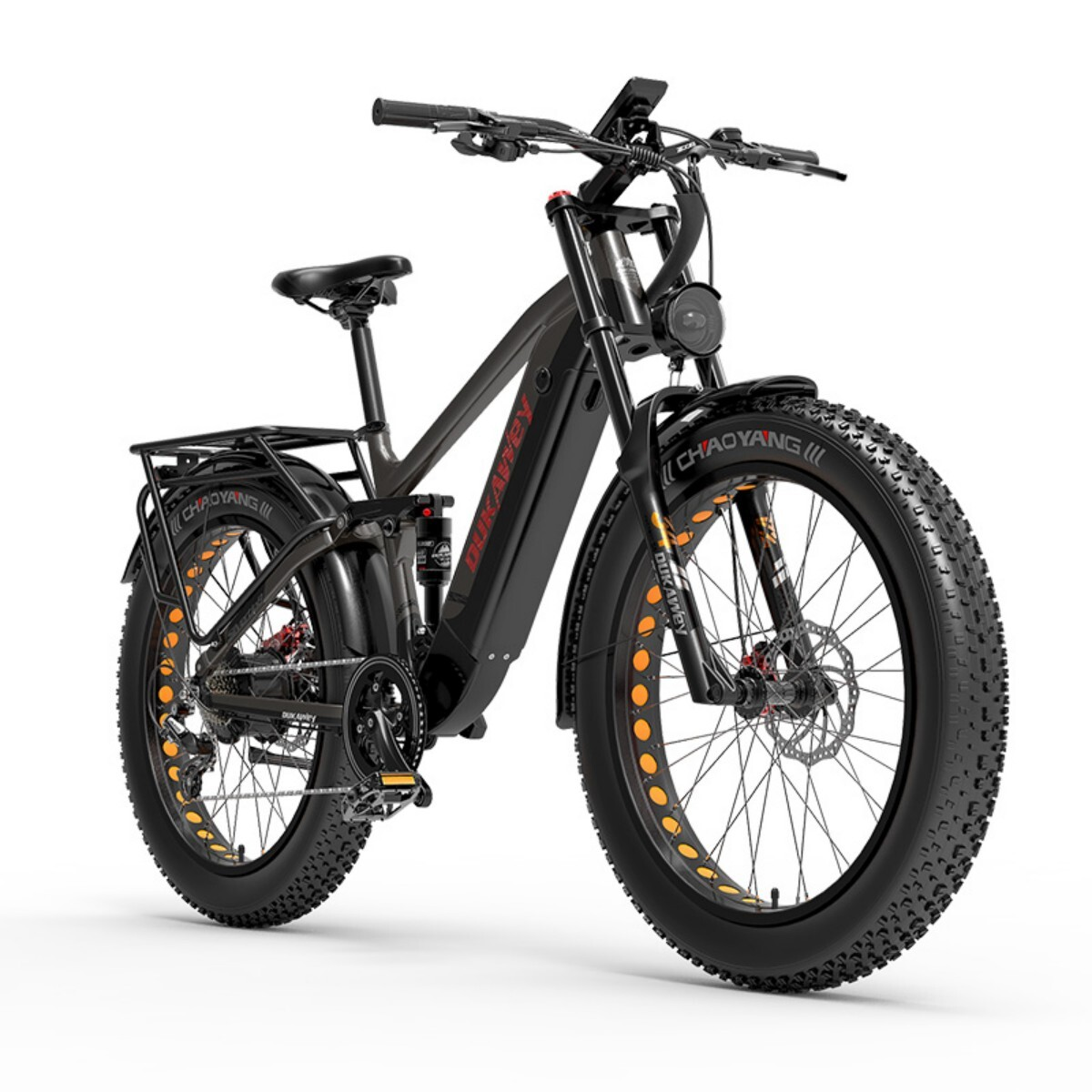 Czarny rower elektryczny typu fatbike z pomarańczowymi akcentami na obręczach, na białym tle.