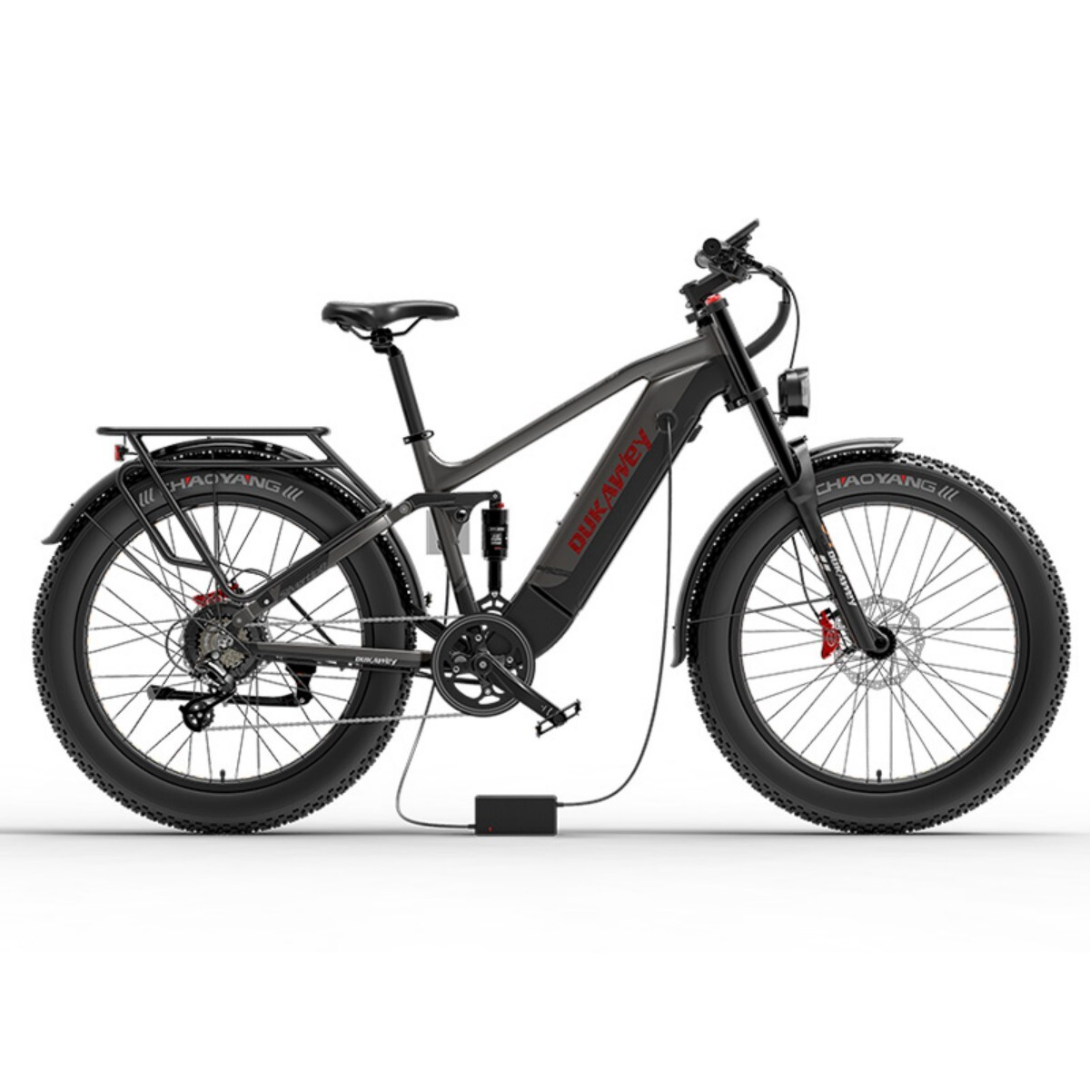Czarny rower elektryczny fat bike z bagażnikiem ładuje się, białe tło.
