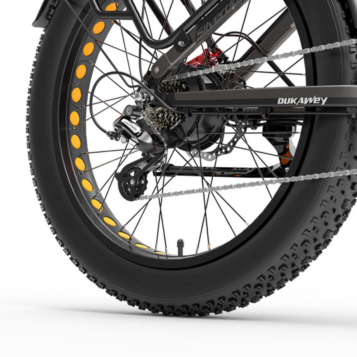 Zbliżenie tylnego koła roweru elektrycznego fat bike pokazujące kasetę, przerzutkę i łańcuch.