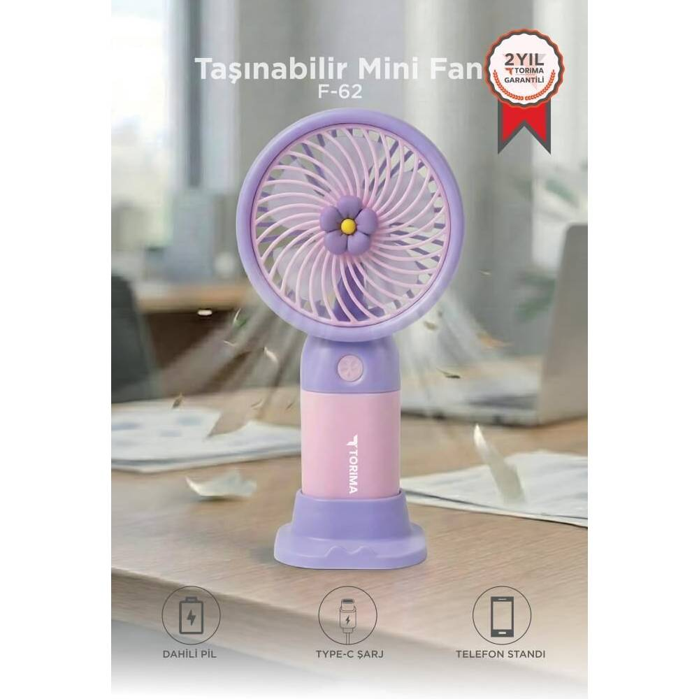 Mor ve pembe mini vantilatör, çiçek desenli, masanın üzerinde.