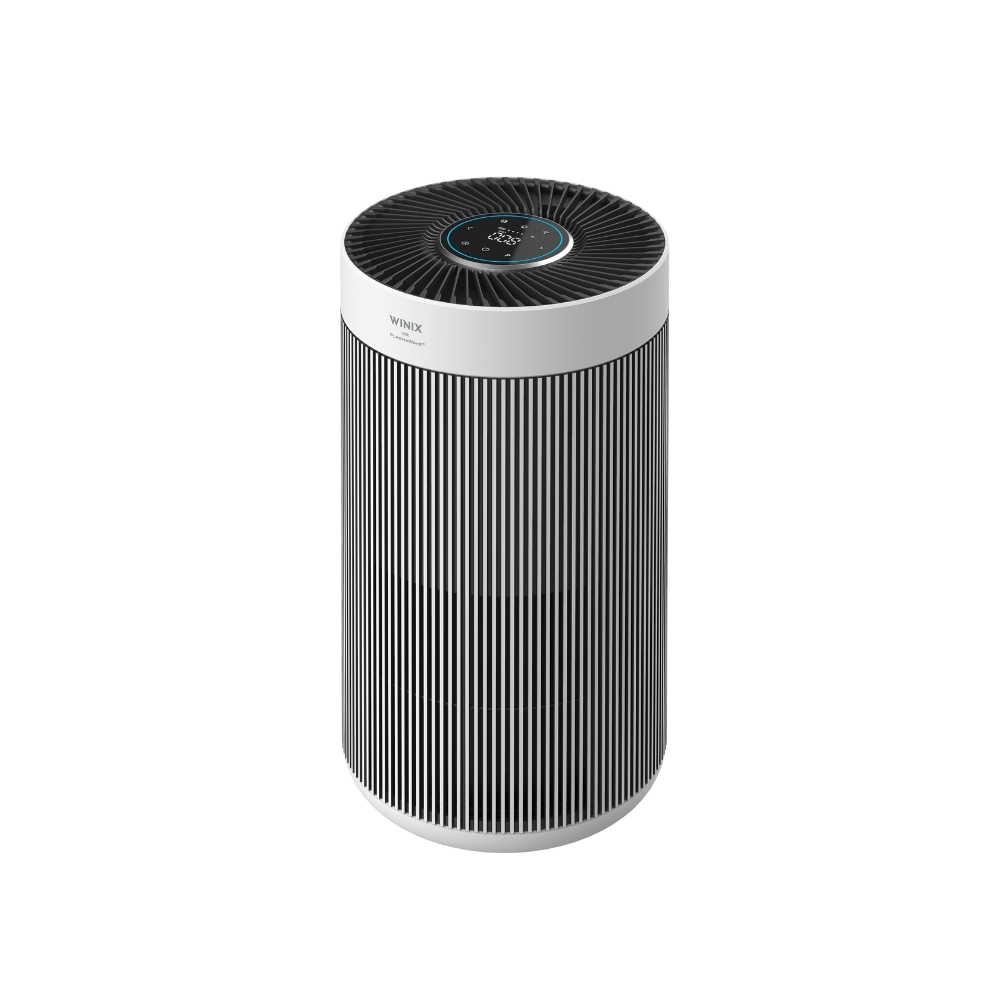 Un purificatore d'aria Winix bianco con corpo a strisce nere e display digitale in cima.