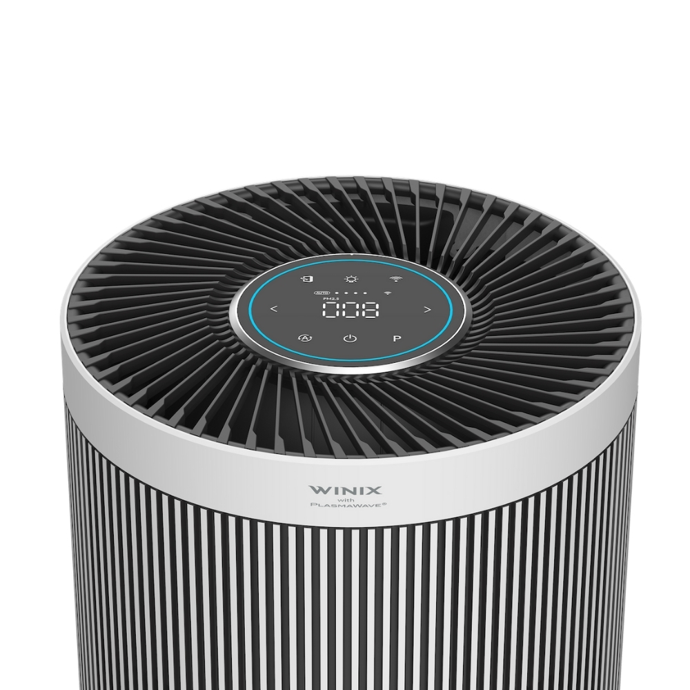 Un purificatore d'aria bianco e nero con display digitale e pulsanti di controllo.