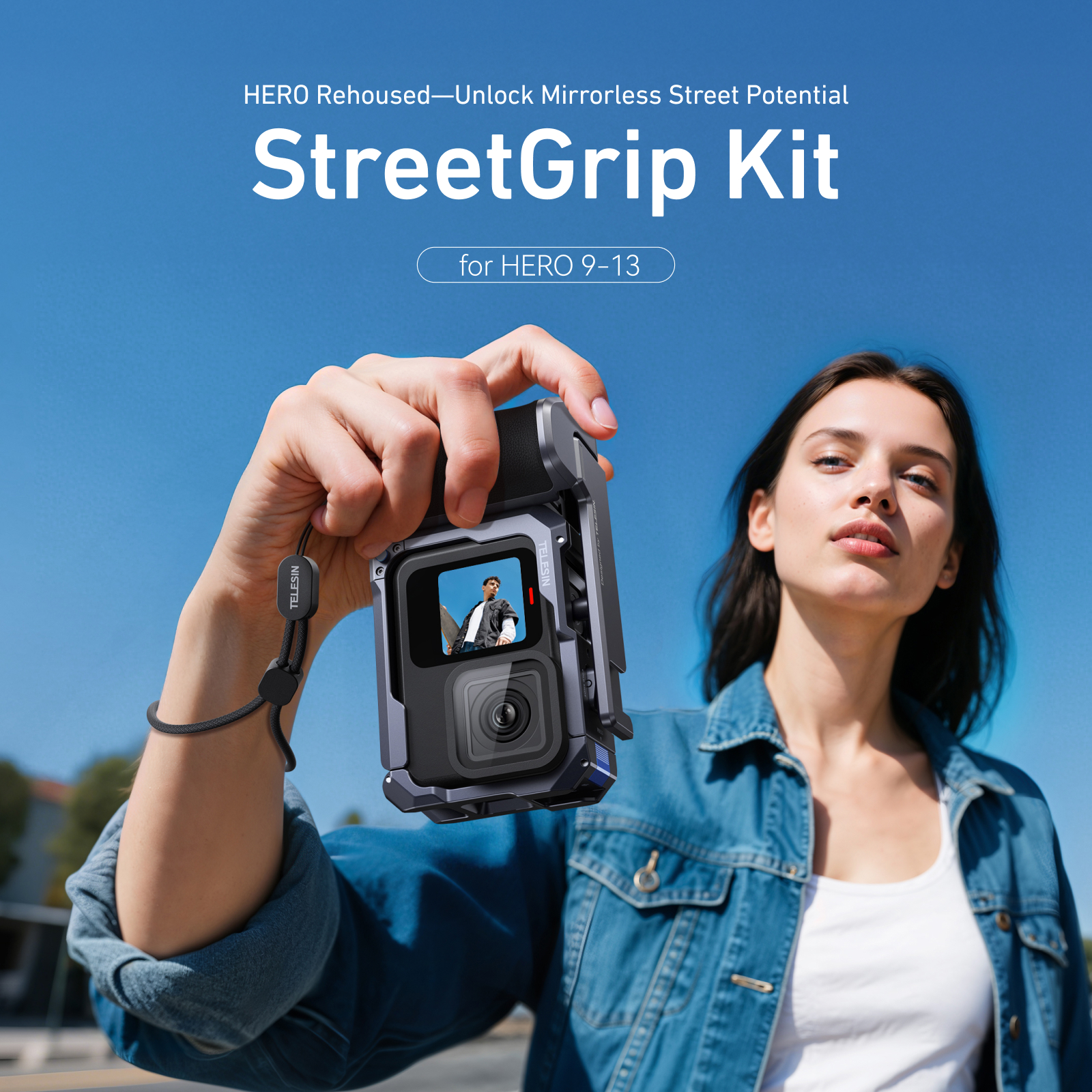 Vrouw houdt GoPro camera in StreetGrip kit tegen blauwe lucht.
